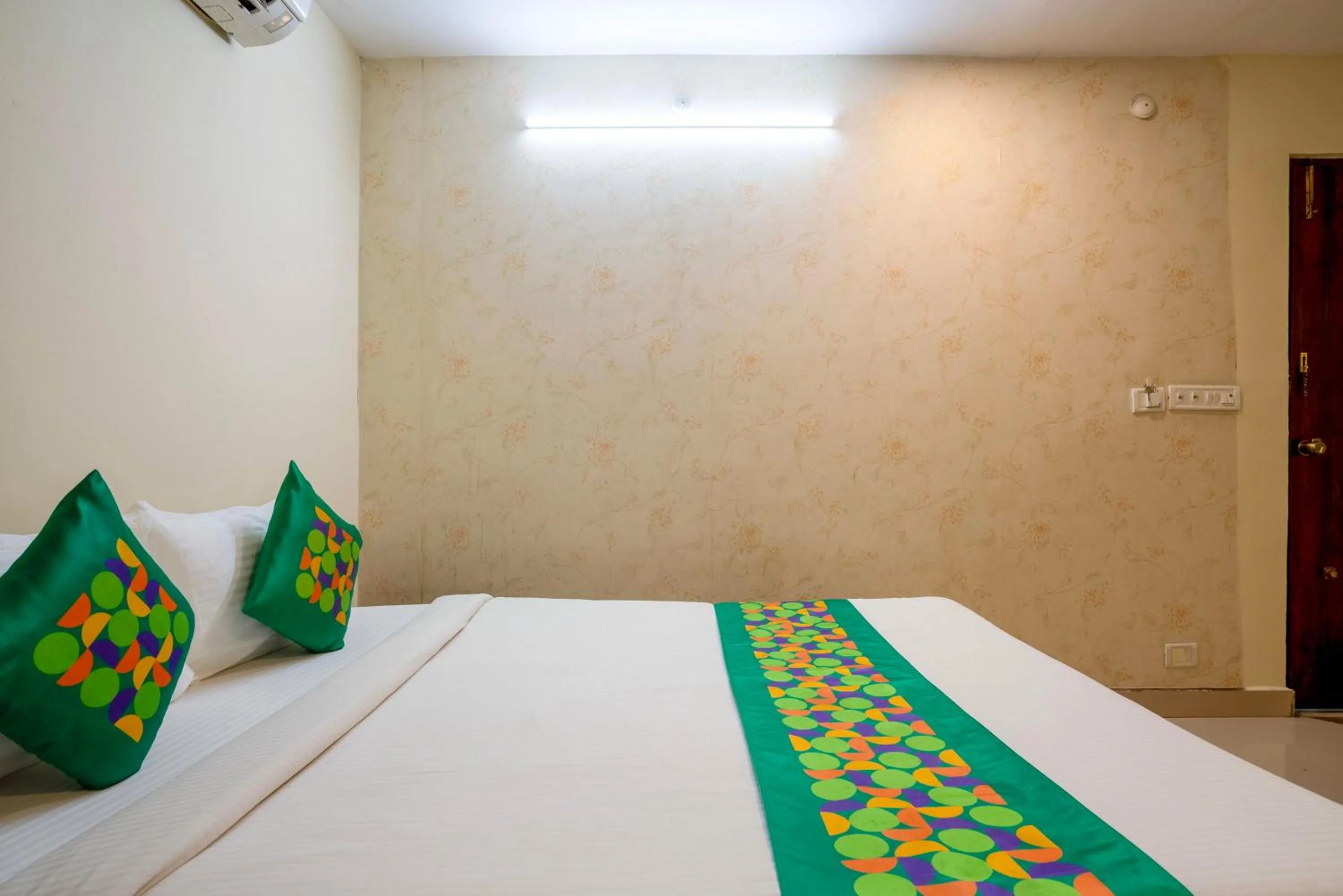 Bedroom, Bed in Treebo Srico, Banjara Hills
