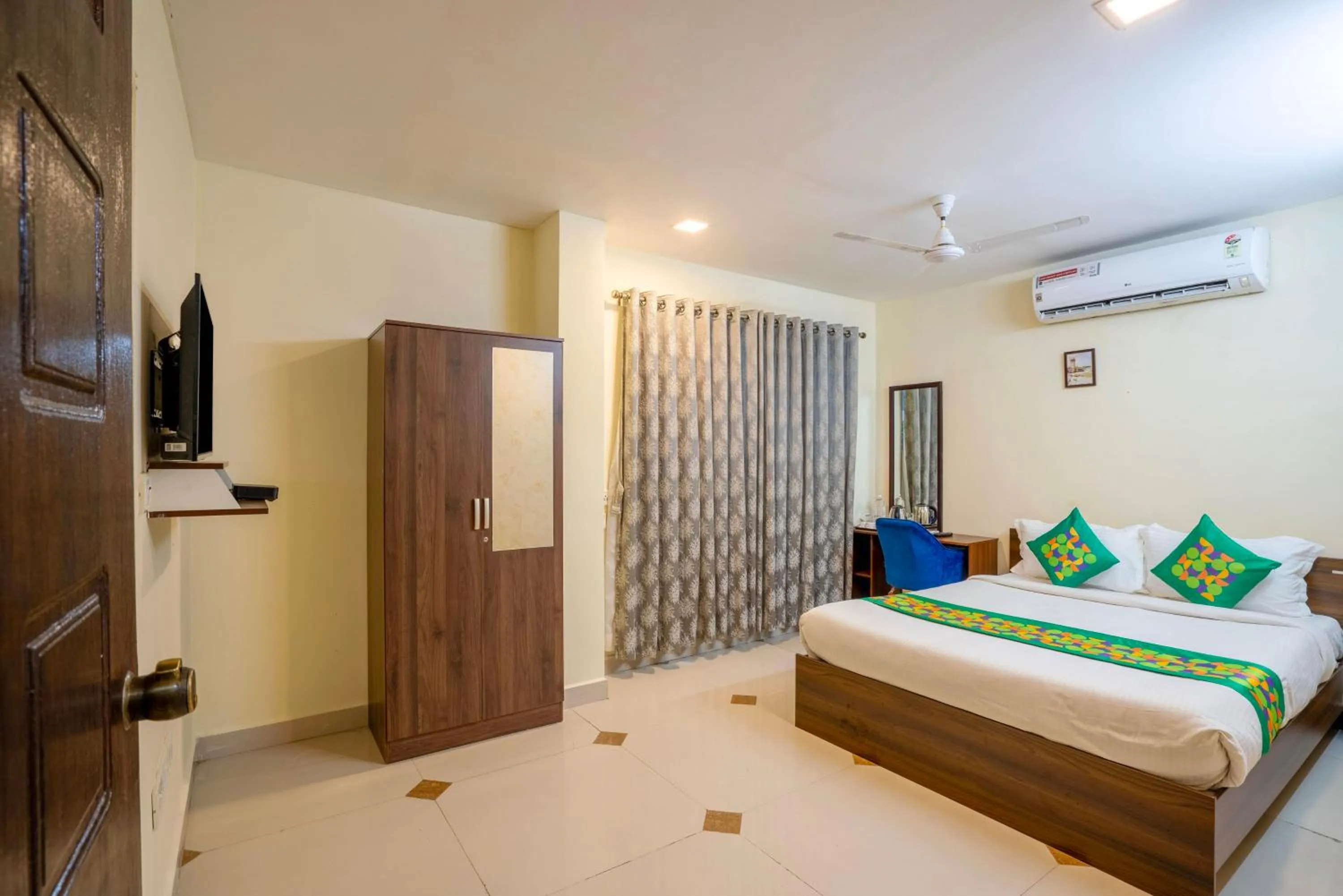 Bedroom, Bed in Treebo Srico, Banjara Hills
