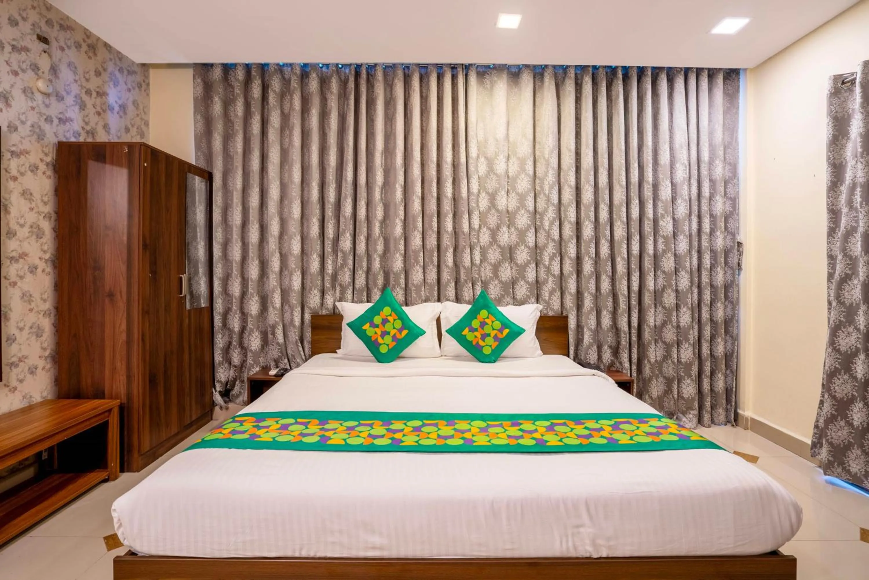 Bedroom, Bed in Treebo Srico, Banjara Hills