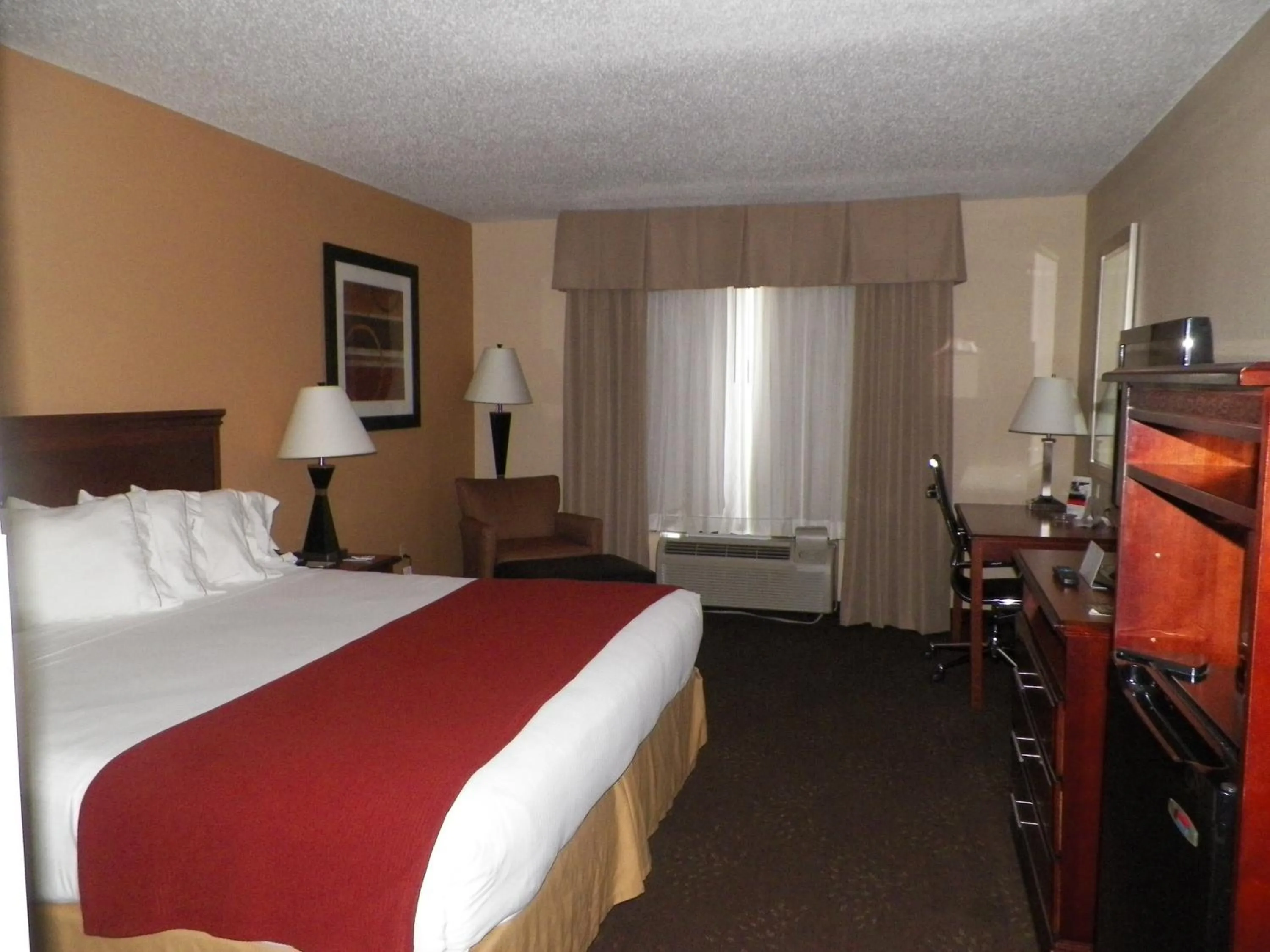 Photo of the whole room, Bed in Holiday Inn Express Hotel & Suites Forest by IHG