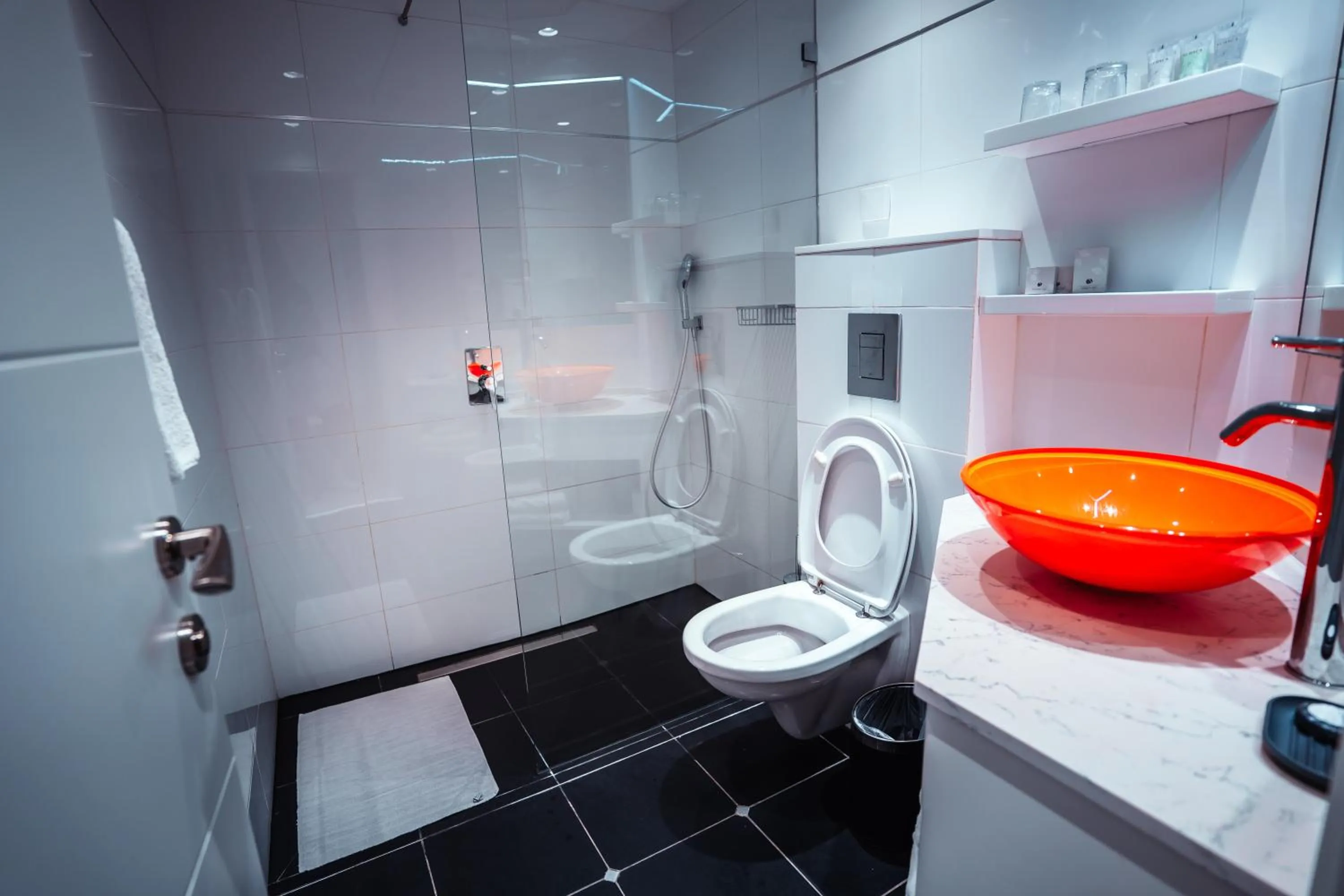 Shower in Best Western Regency Suites