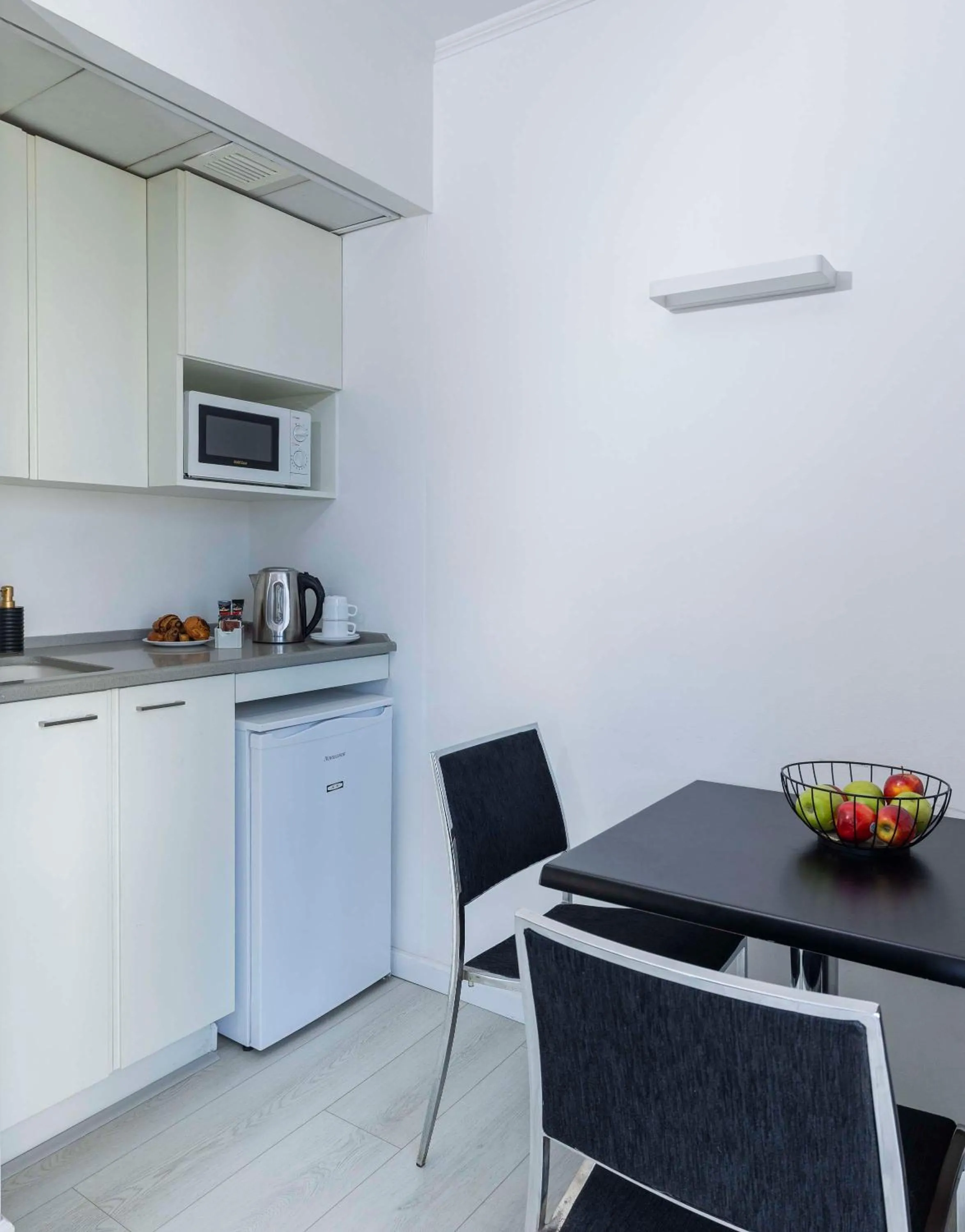 Kitchen or kitchenette in Best Western Regency Suites