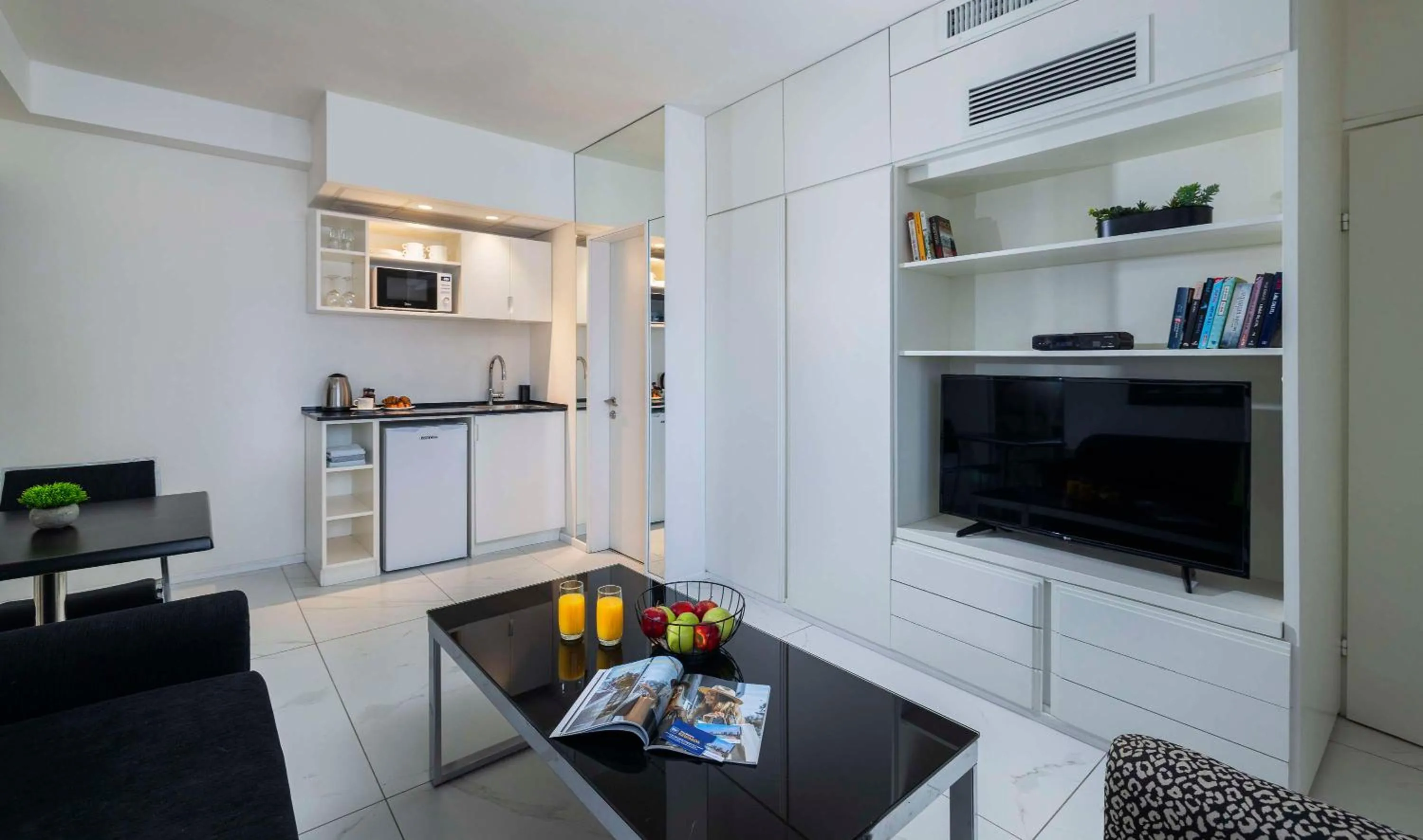 Photo of the whole room in Best Western Regency Suites