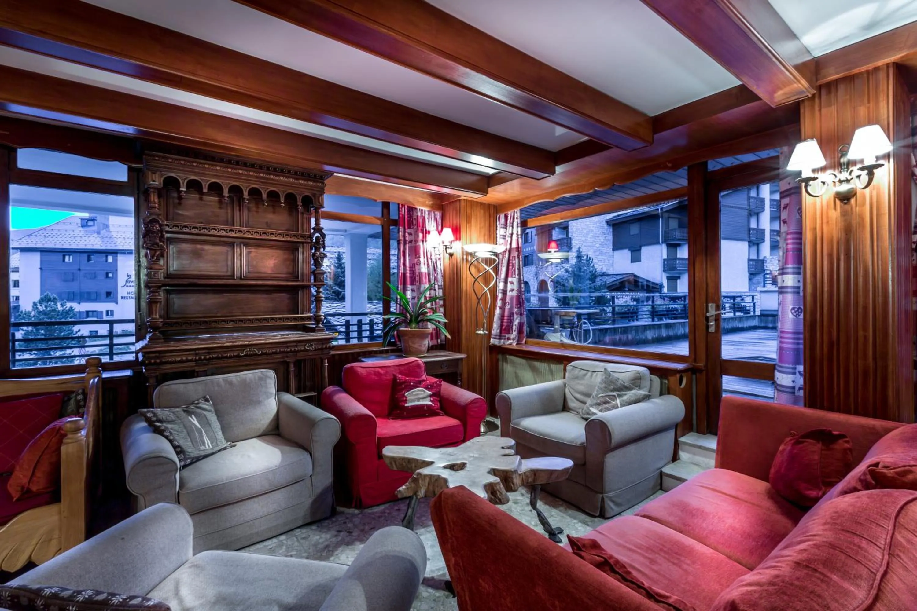 Communal lounge/ TV room in Les Crêtes Blanches