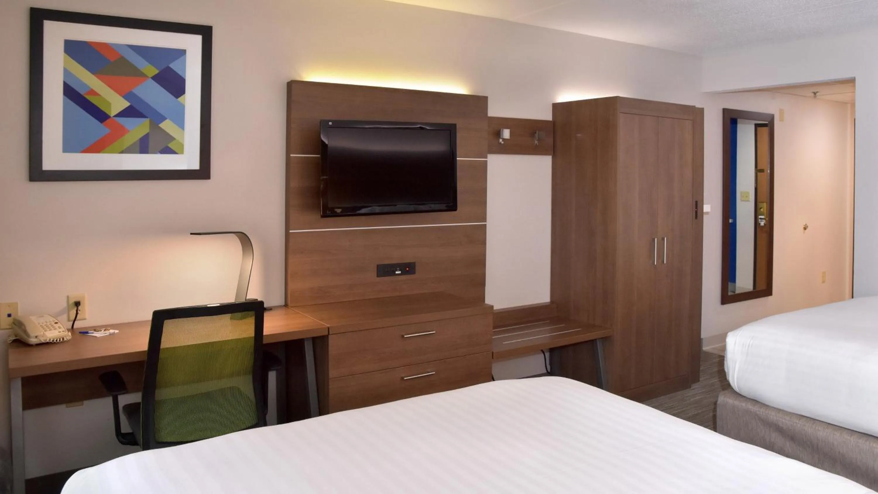 Photo of the whole room, Bed in Holiday Inn Express Mount Pleasant- Scottdale by IHG