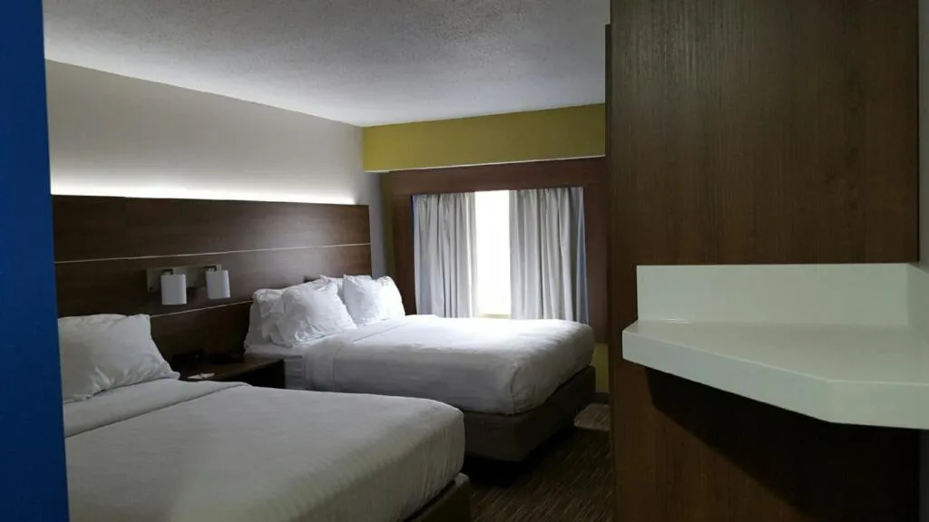 Bedroom, Bed in Holiday Inn Express Mount Pleasant- Scottdale by IHG