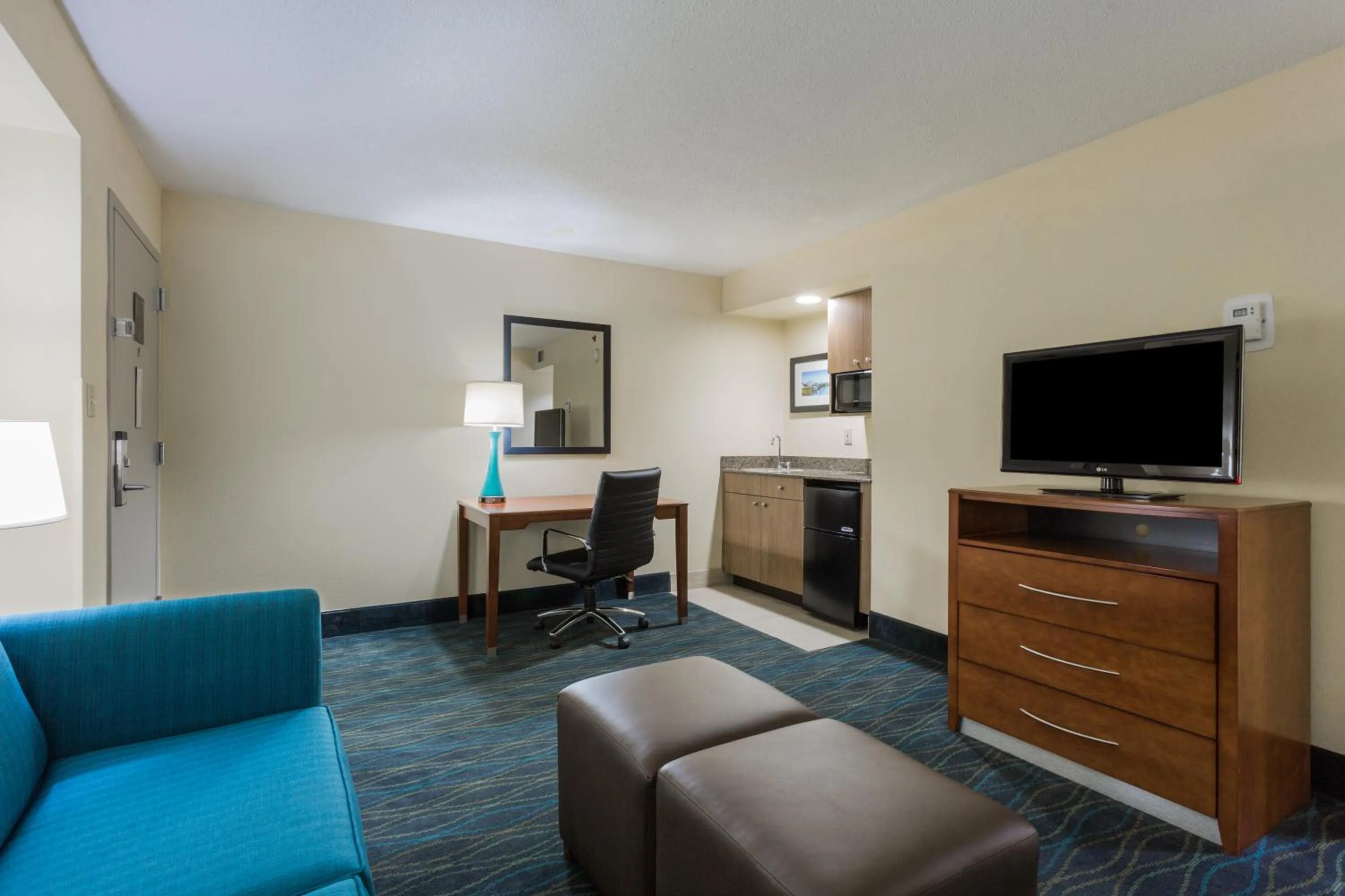 Living room in Holiday Inn Express & Suites Wilmington-University Center by IHG