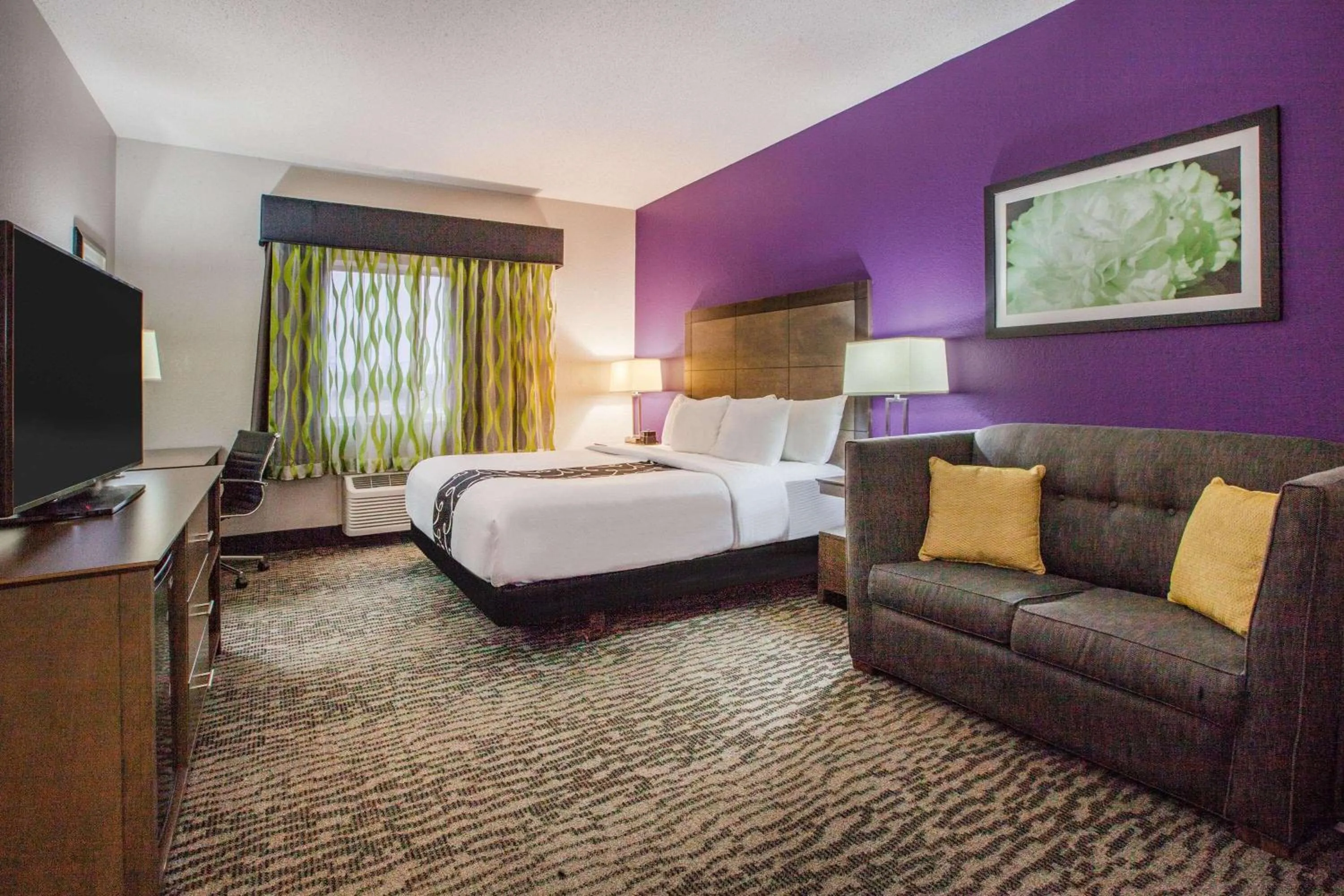 Photo of the whole room, Bed in La Quinta Inn and Suites by Wyndham Elkhart