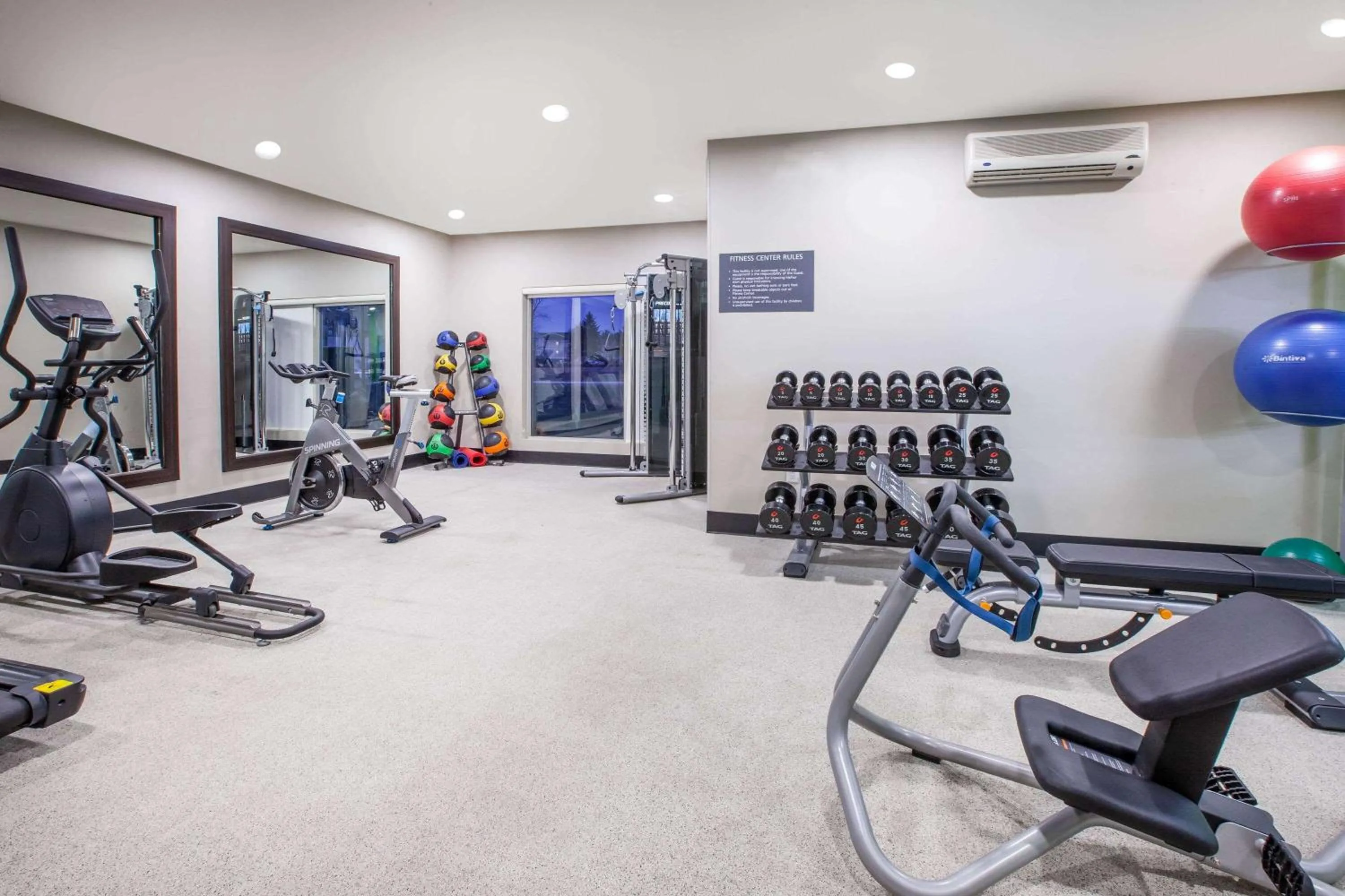 Fitness centre/facilities in La Quinta Inn and Suites by Wyndham Elkhart