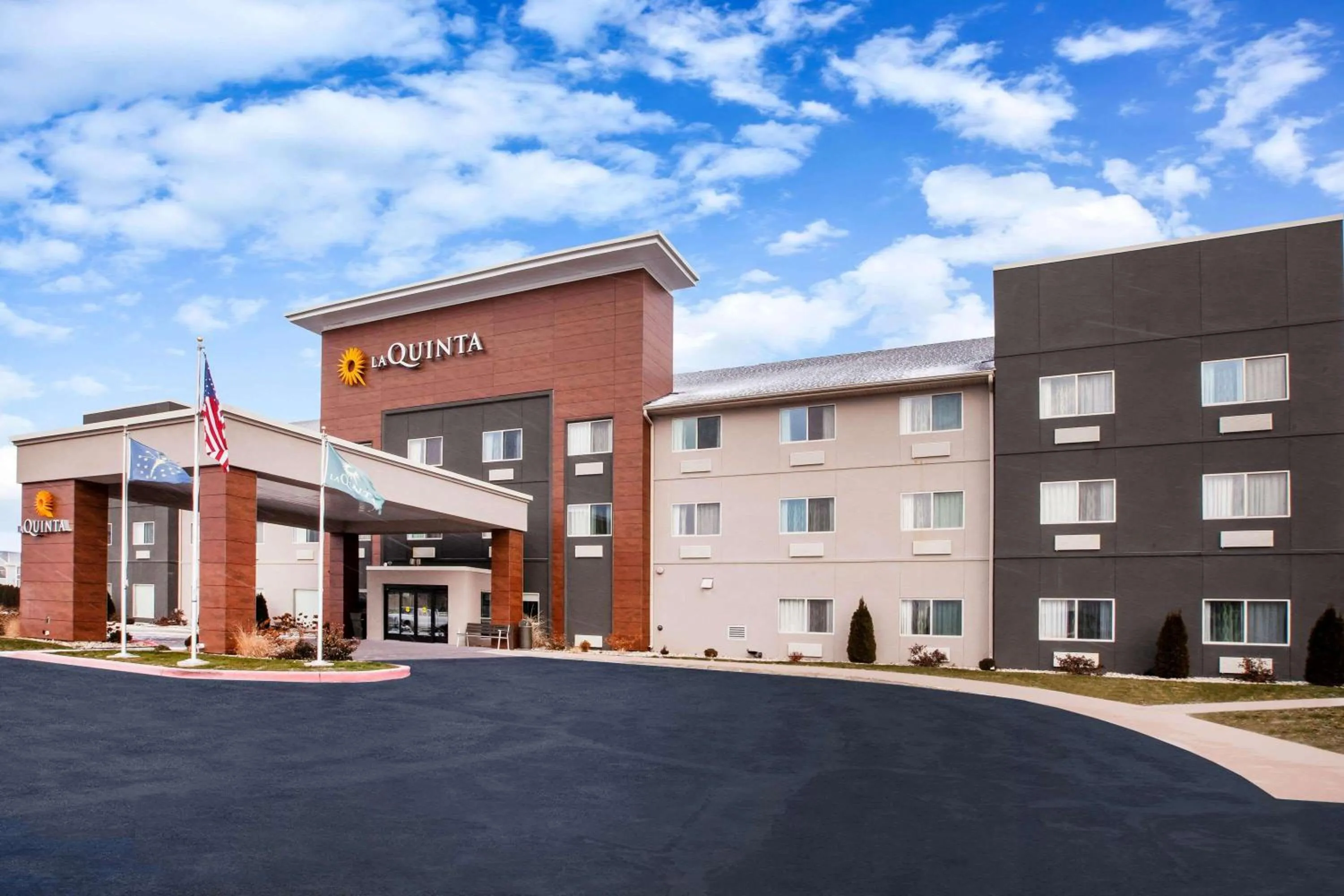 Property building in La Quinta Inn and Suites by Wyndham Elkhart