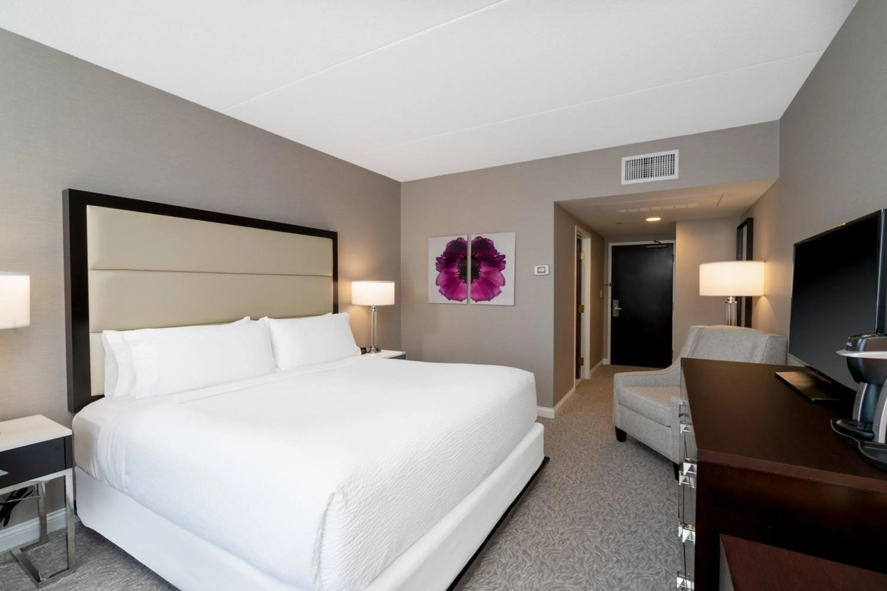Photo of the whole room, Bed in Holiday Inn Wilmington by IHG