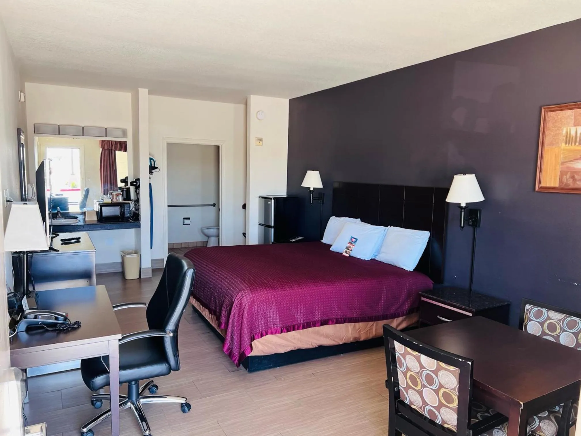 Bed in Lone Star Inn and Suites Victoria