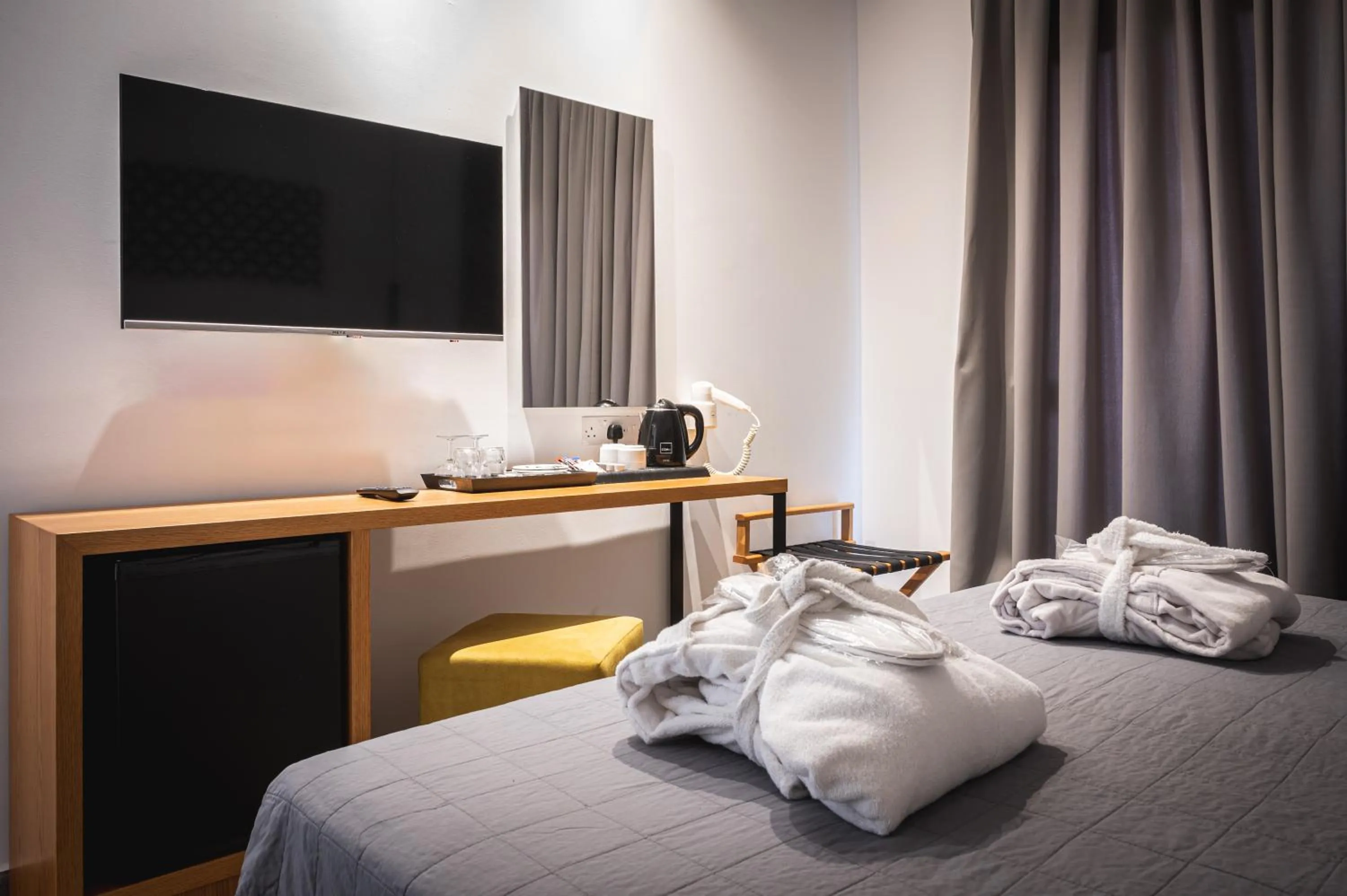 room service, Bed in Kefalos Damon Hotel Apartments