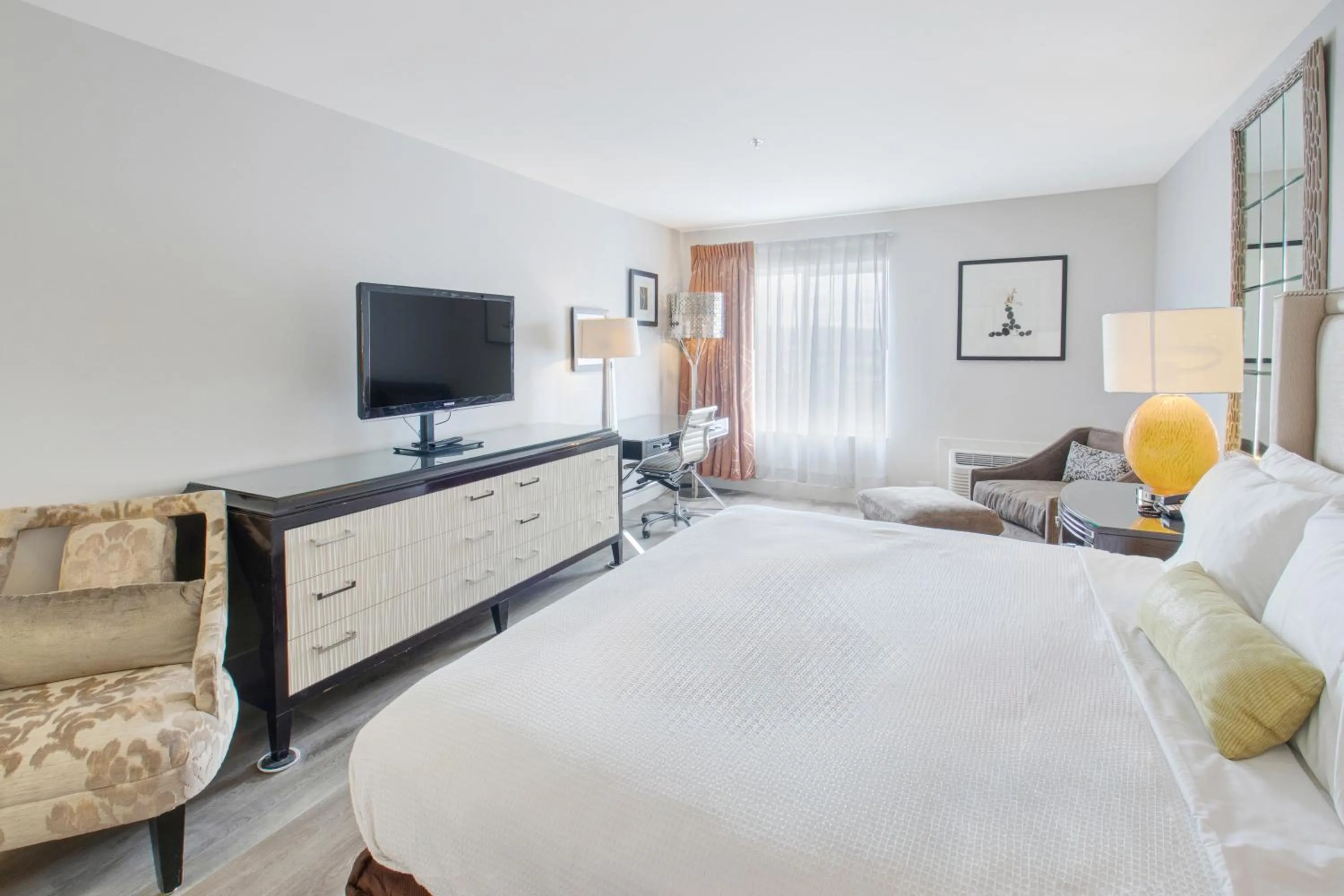 Photo of the whole room, Bed in Elkotel