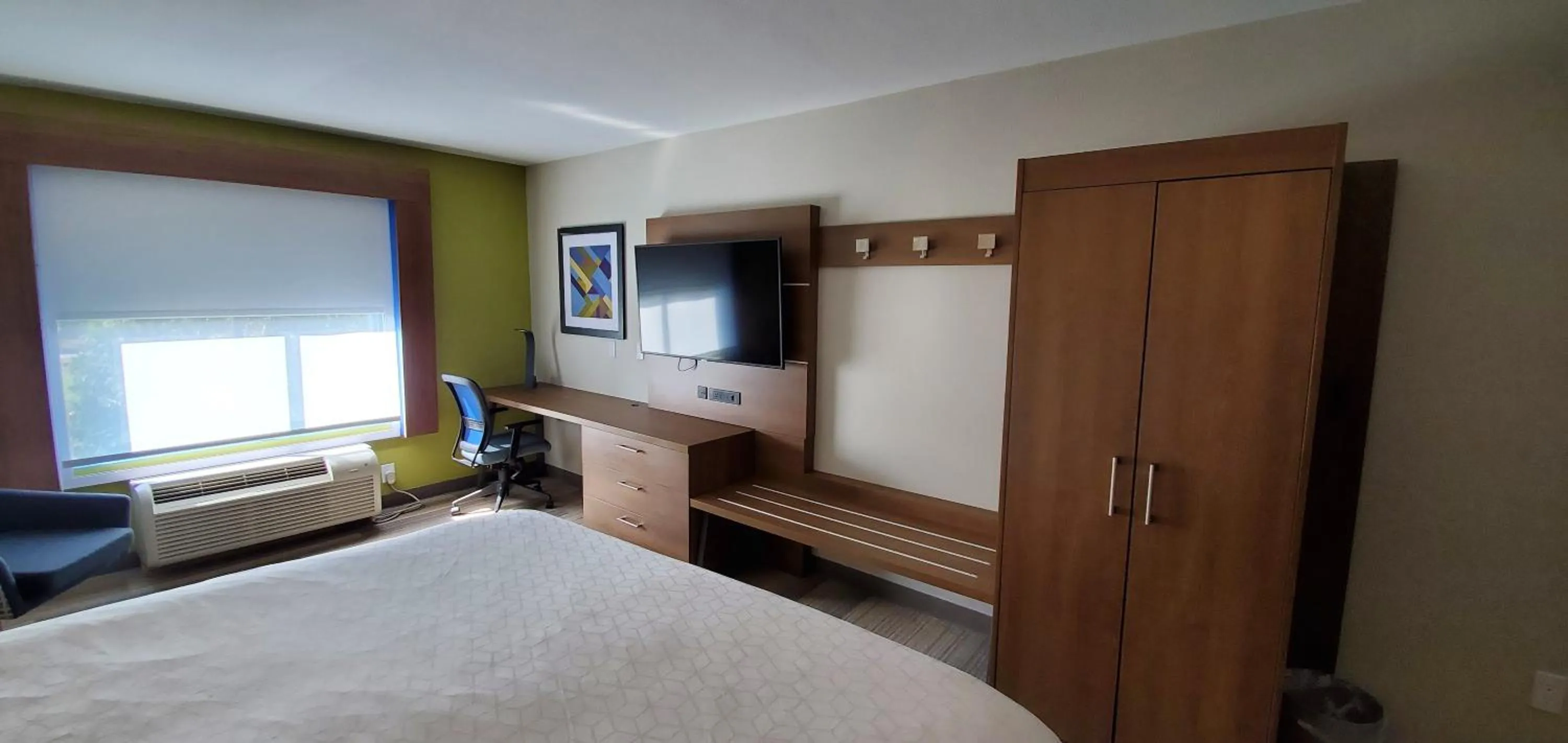 Photo of the whole room, Bed in Holiday Inn Express Hotel & Suites Kinston by IHG