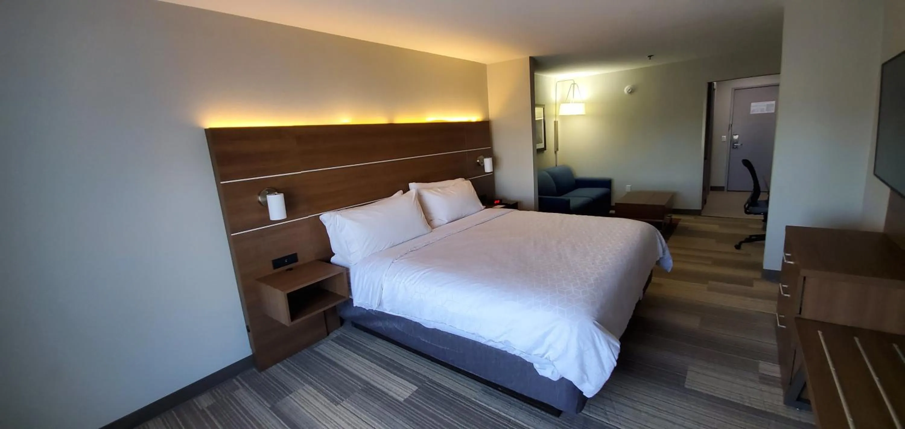 Photo of the whole room, Bed in Holiday Inn Express Hotel & Suites Kinston by IHG