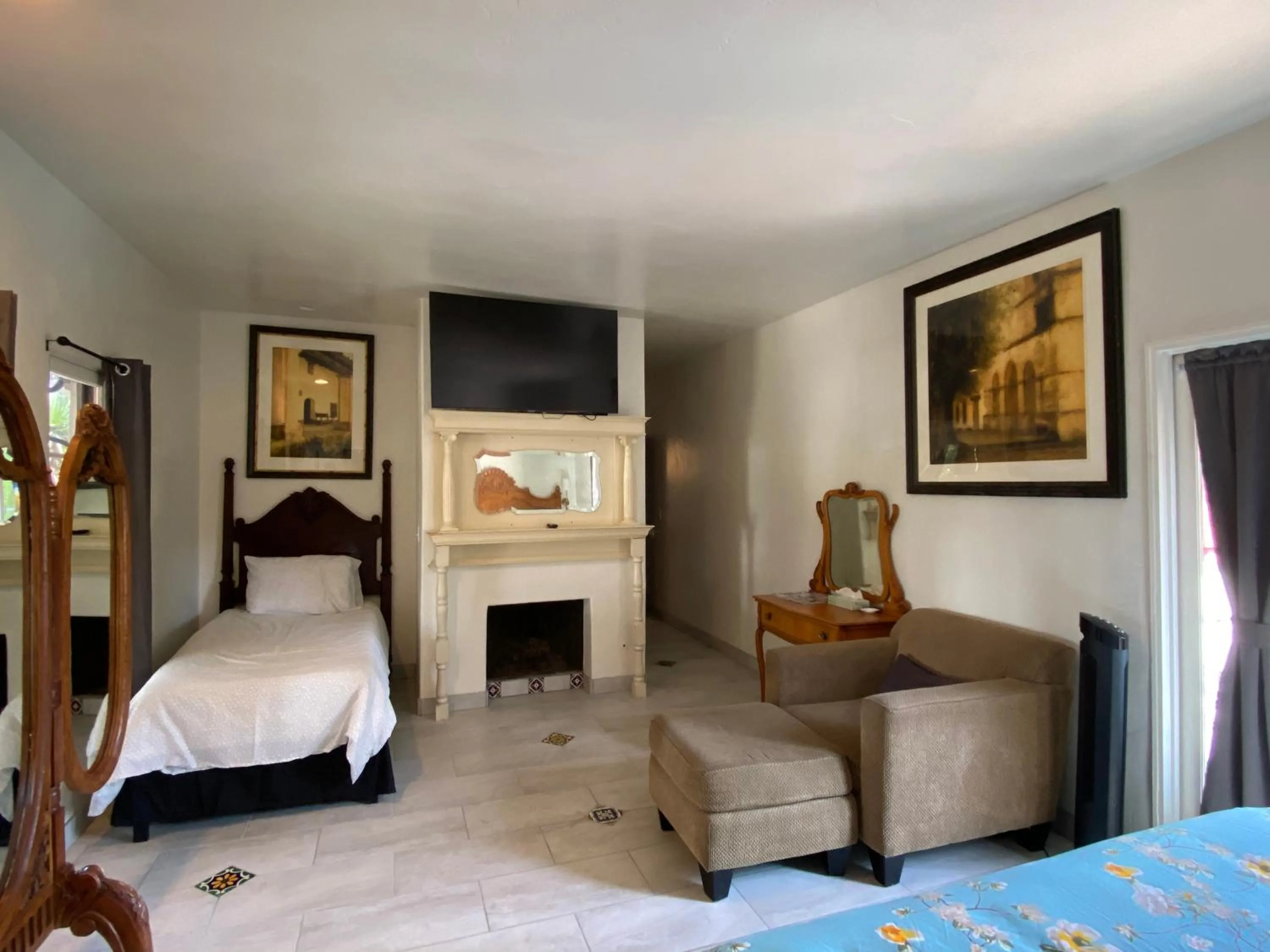 Bed in Villa Rosa Inn