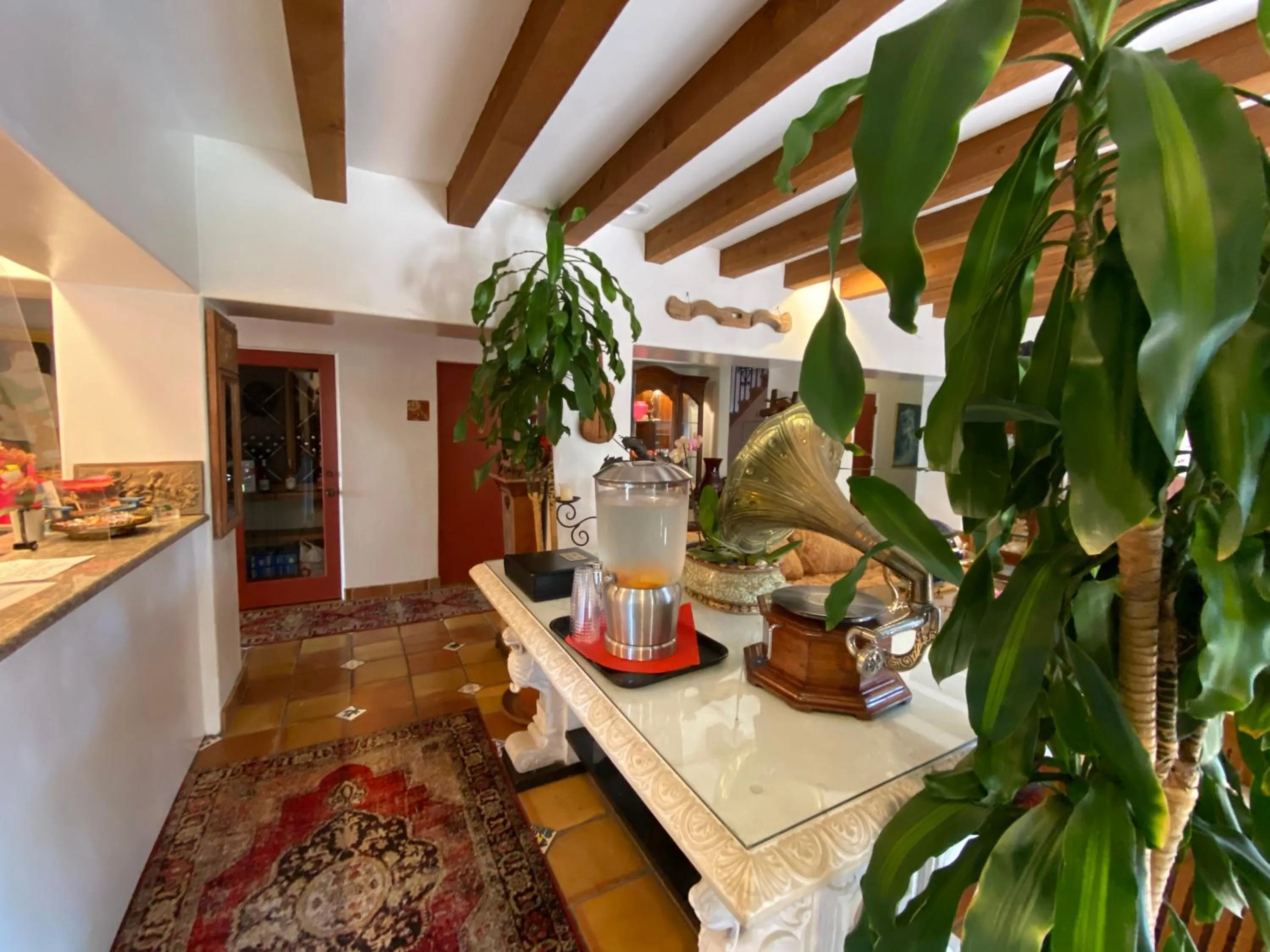 Property building in Villa Rosa Inn