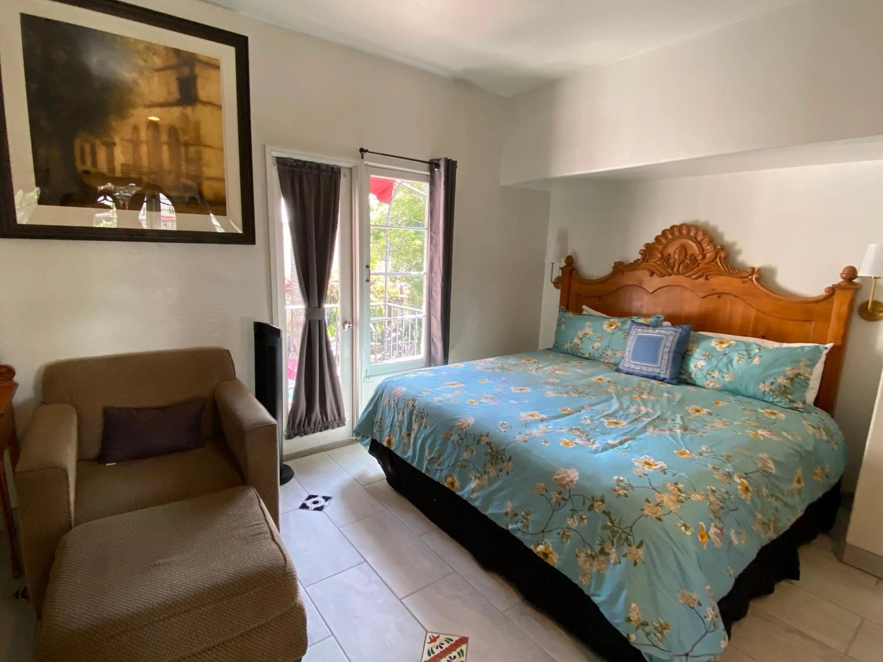 Bed in Villa Rosa Inn