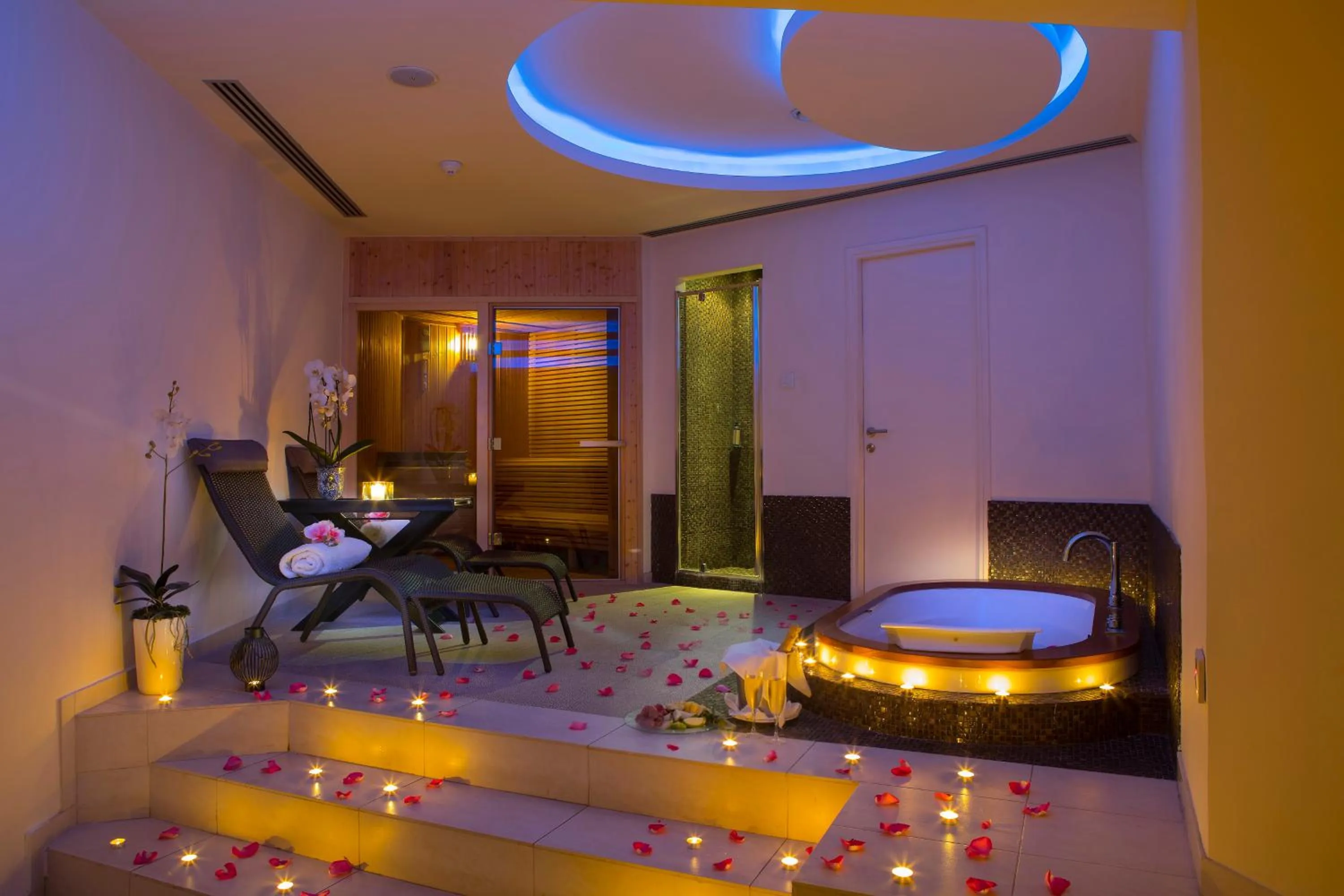 Hot Tub, Bed in The GrandResort - Limited Edition by Leonardo Hotels