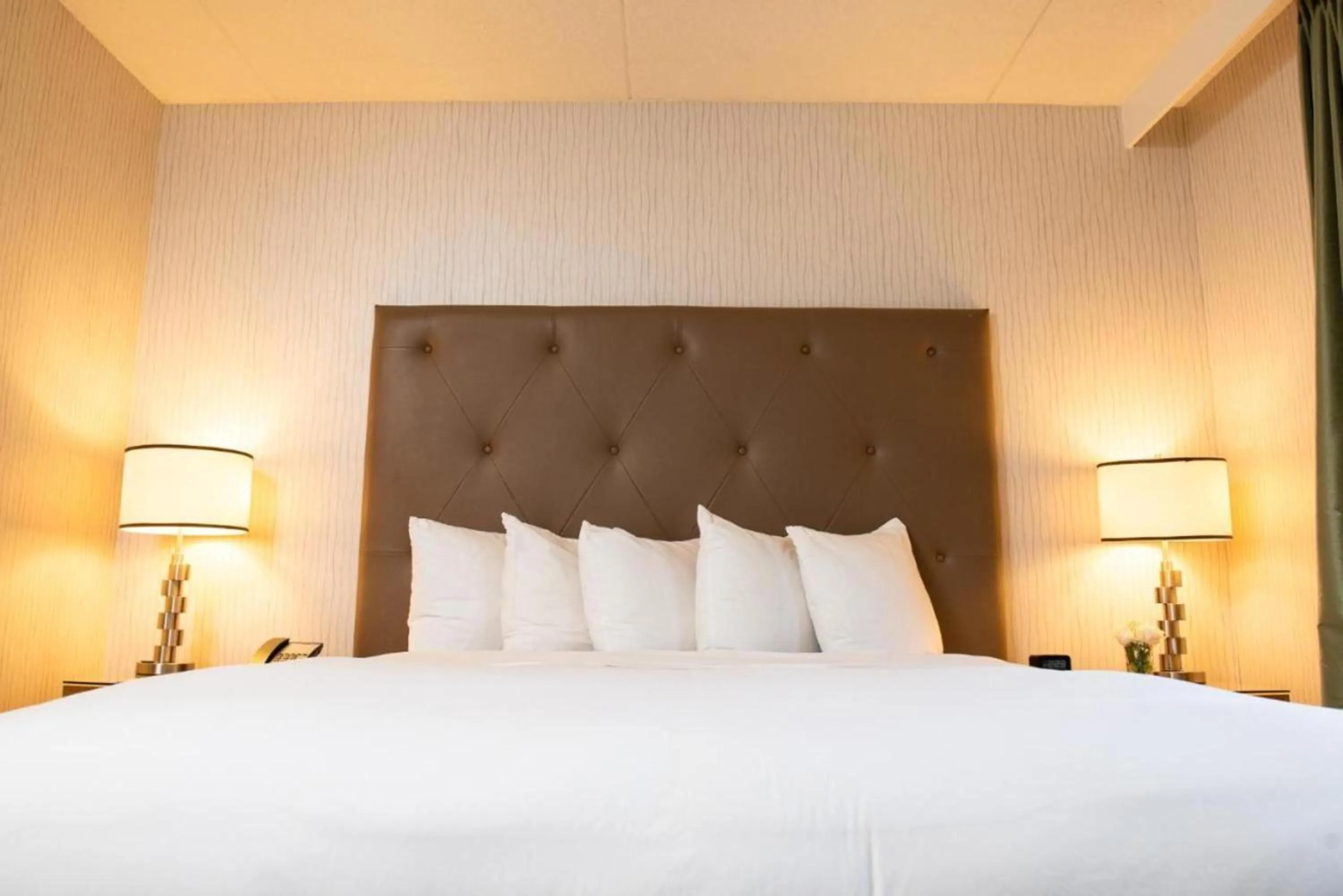 Bed in Hotel Auburn Hills