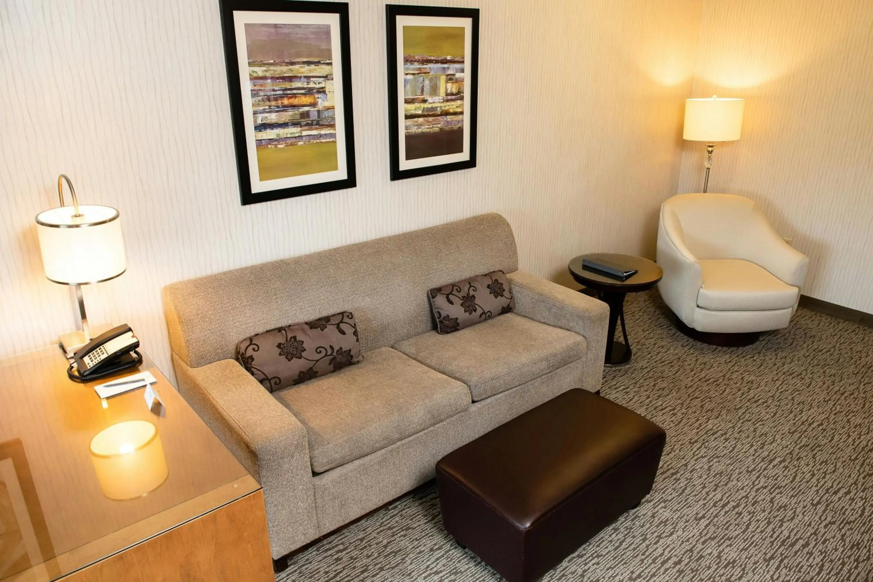 Living room in Hotel Auburn Hills