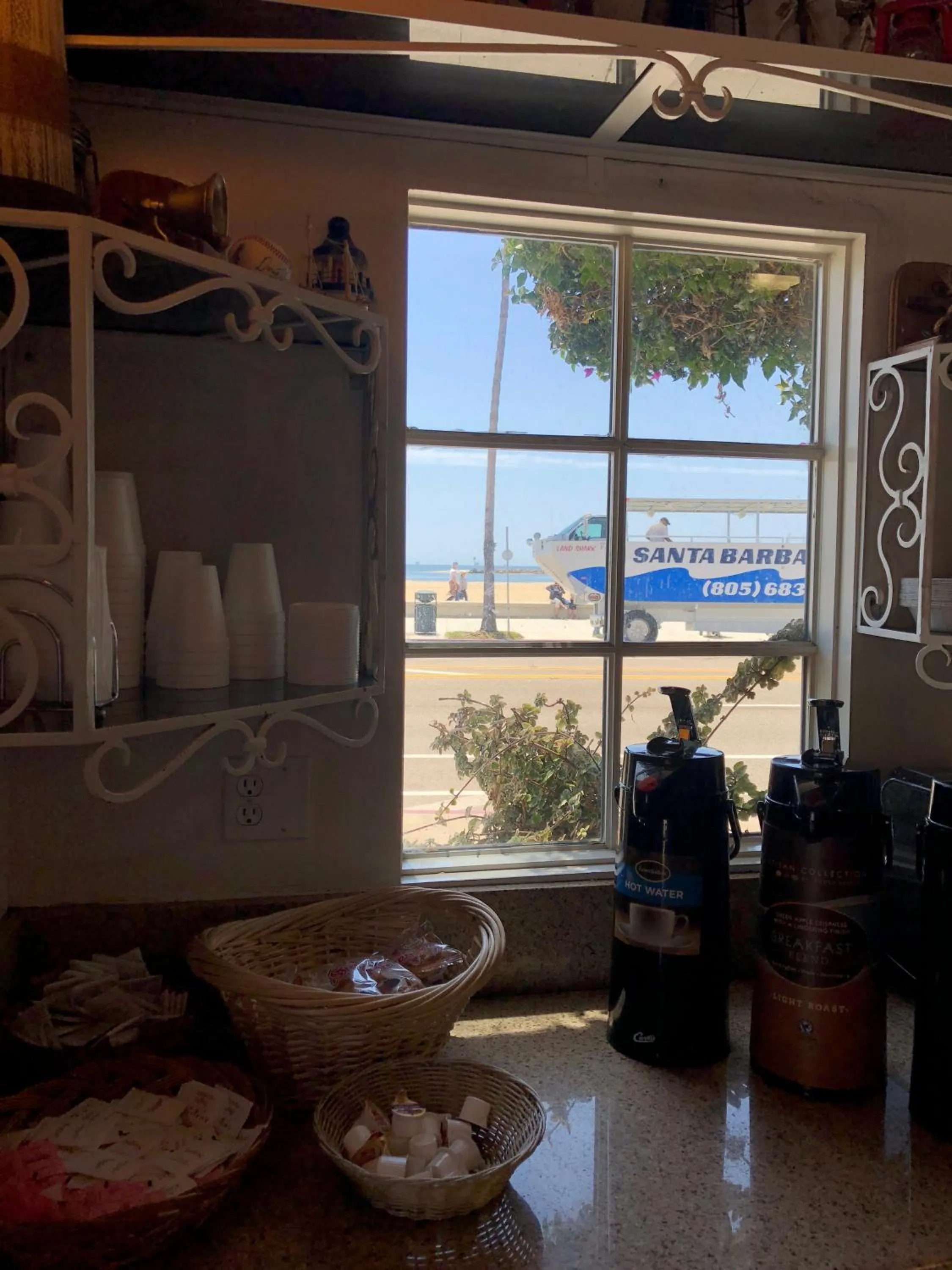 Food and drinks in Ala Mar by the Sea