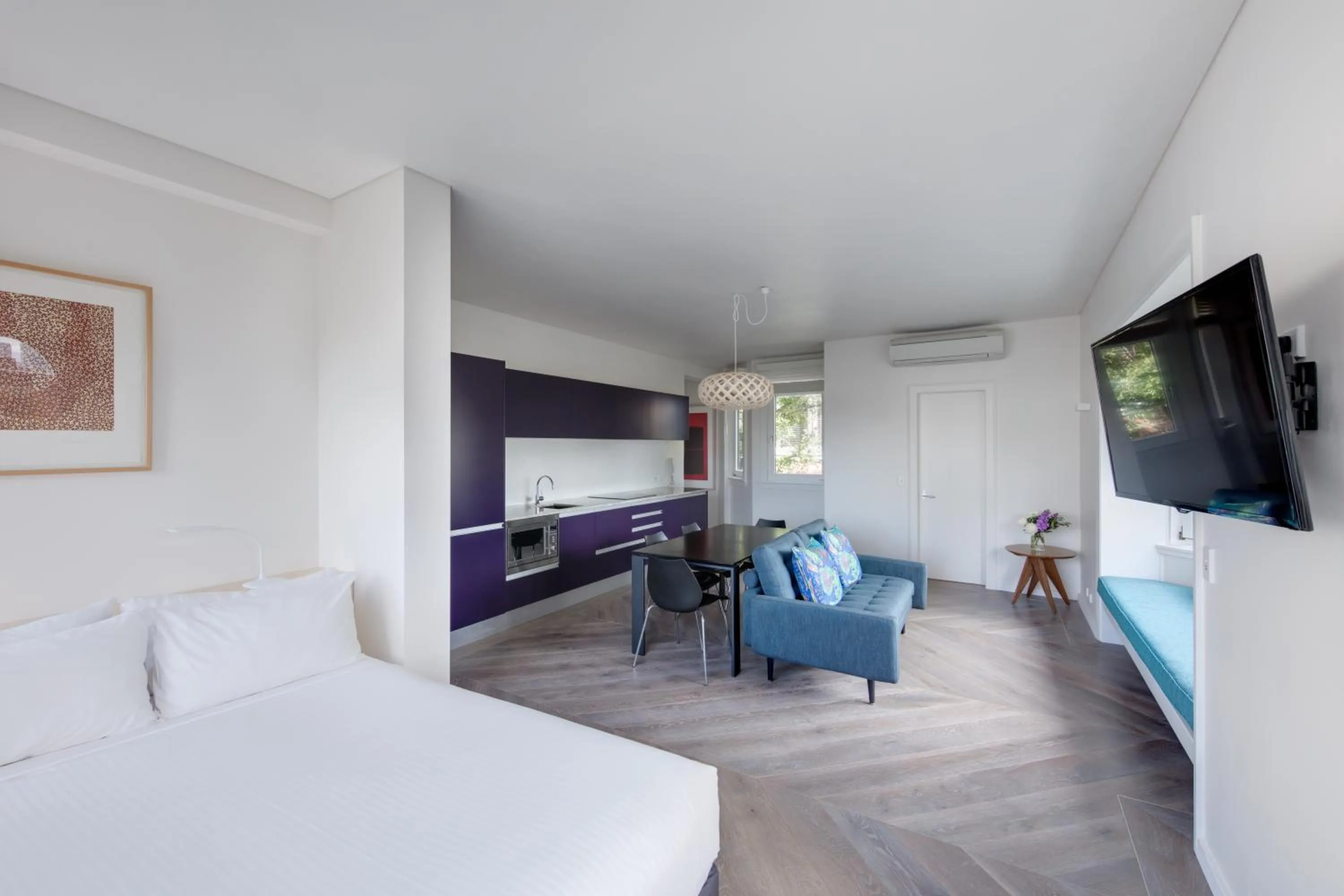 Photo of the whole room, Bed in Regents Court Sydney