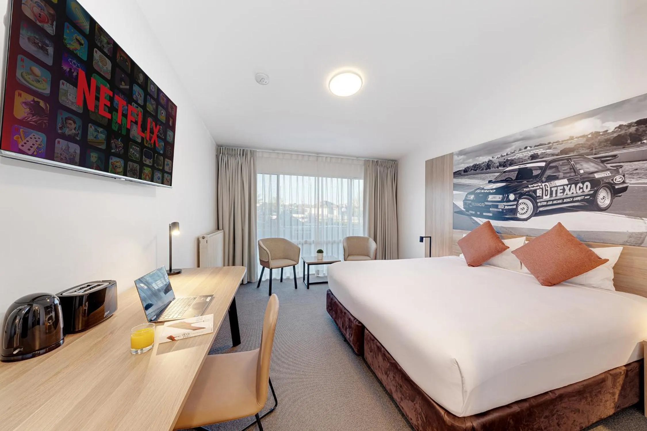 Photo of the whole room, Bed in Littomore Hotel on Stewart, Bathurst