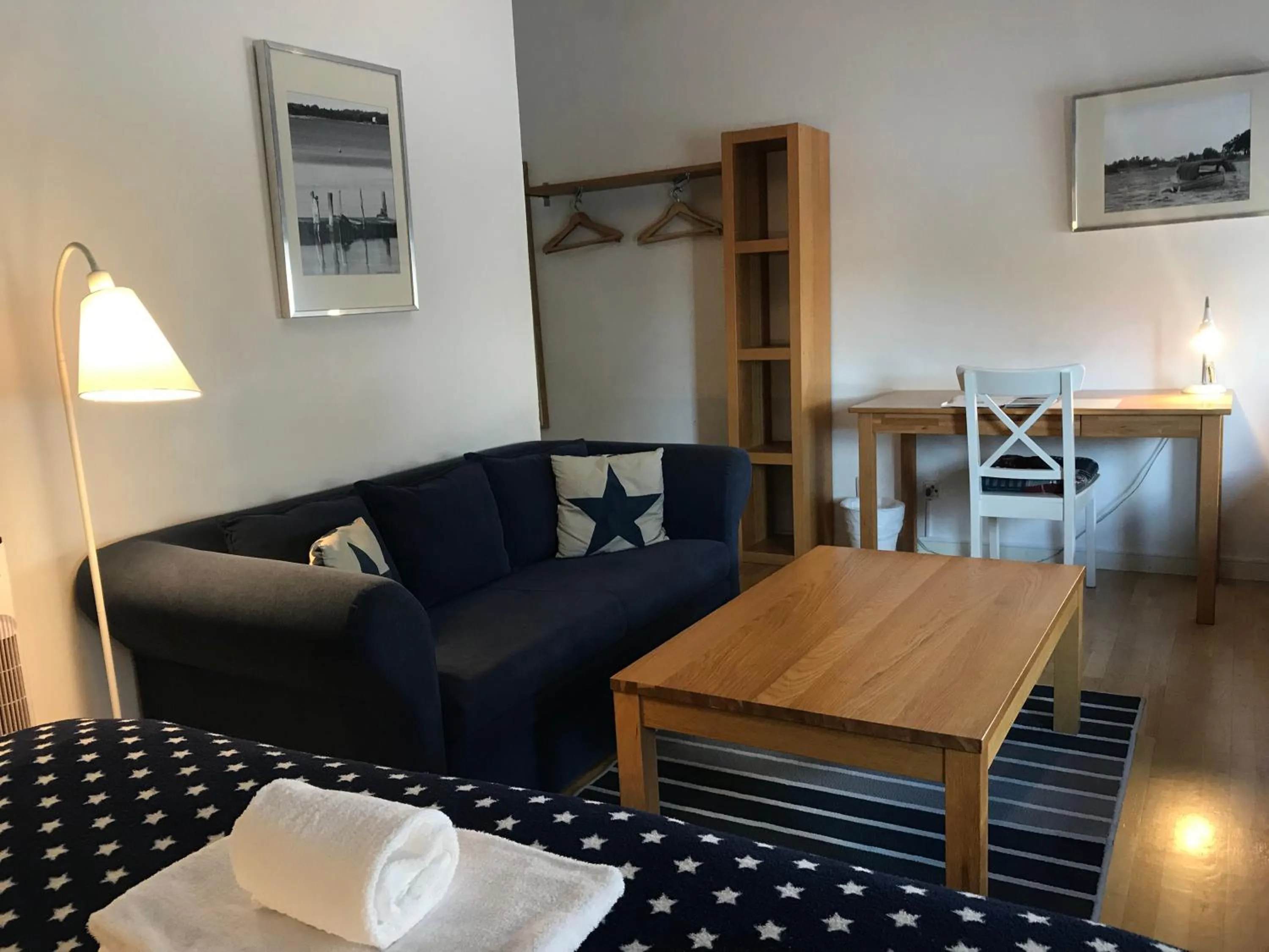 Seating area, Bed in Port Hotel