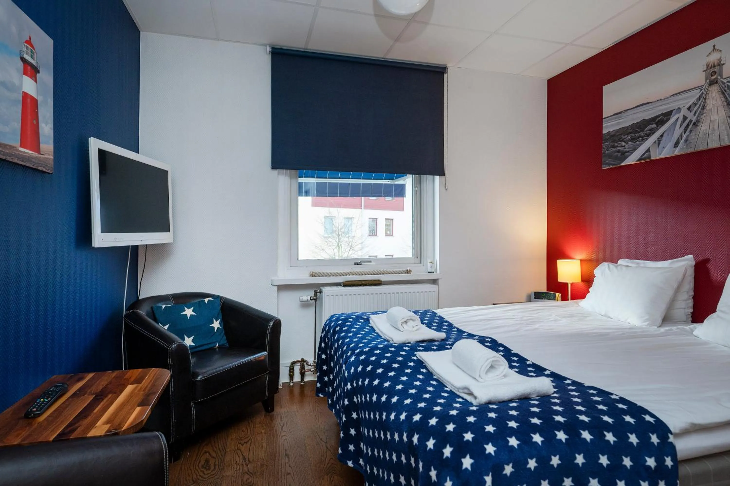 Property building, Bed in Port Hotel