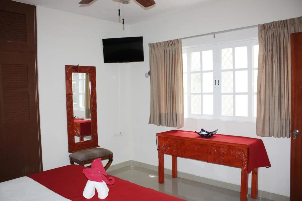 Communal lounge/ TV room, Bed in Villas Keh
