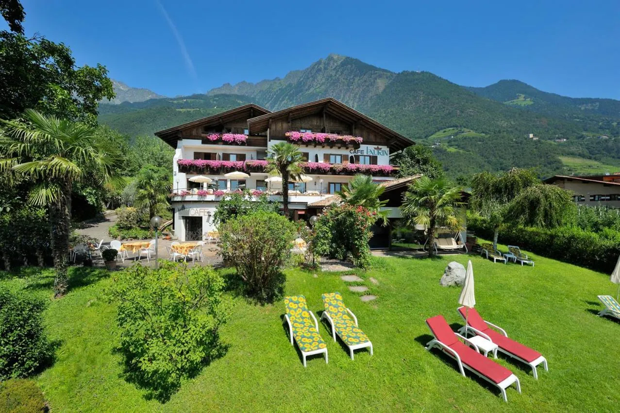 Facade/entrance in Hotel Laurin