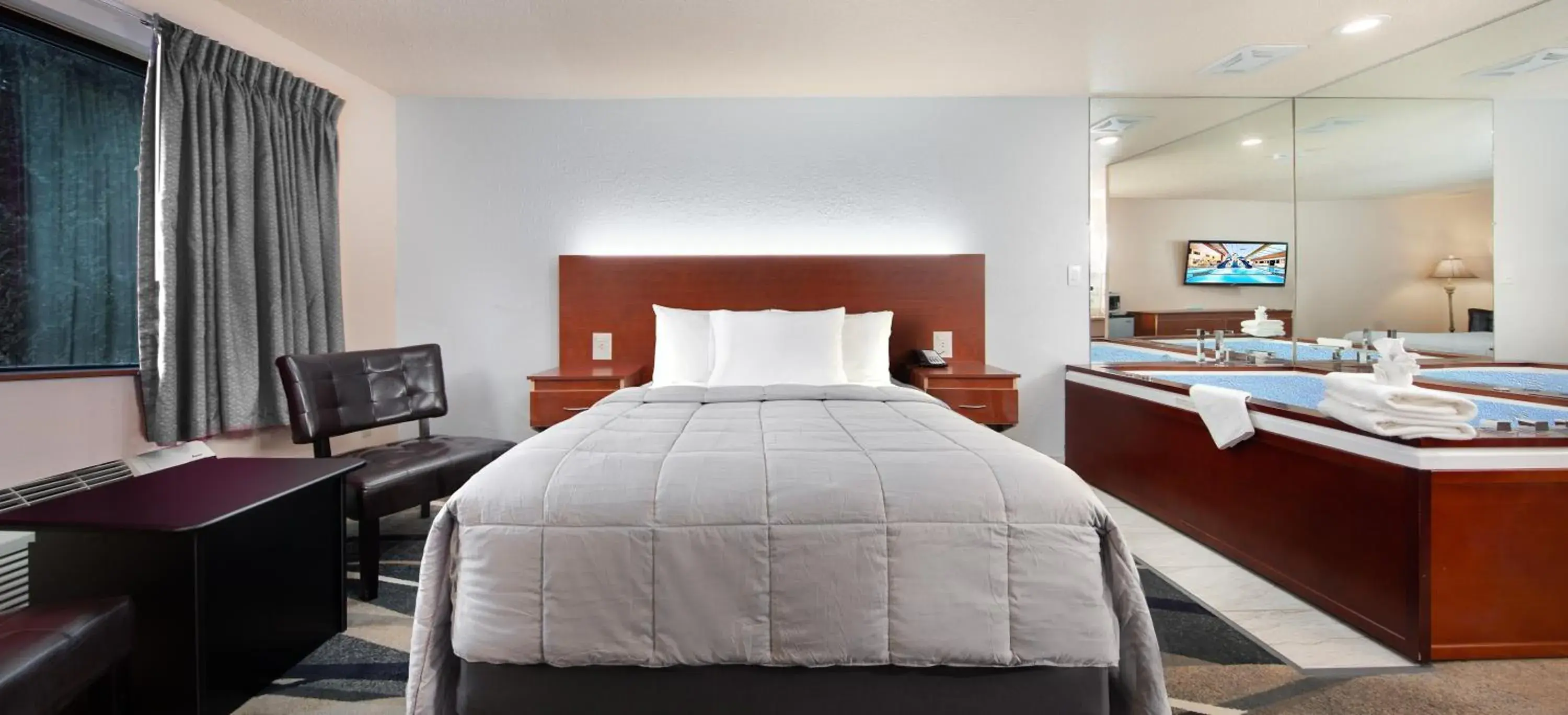 Deluxe Queen Suite with Spa Bath in Grand Marquis Waterpark Hotel & Suites Deluxe Queen Suite with Spa Bath in Grand Marquis Waterpark Hotel & Suites