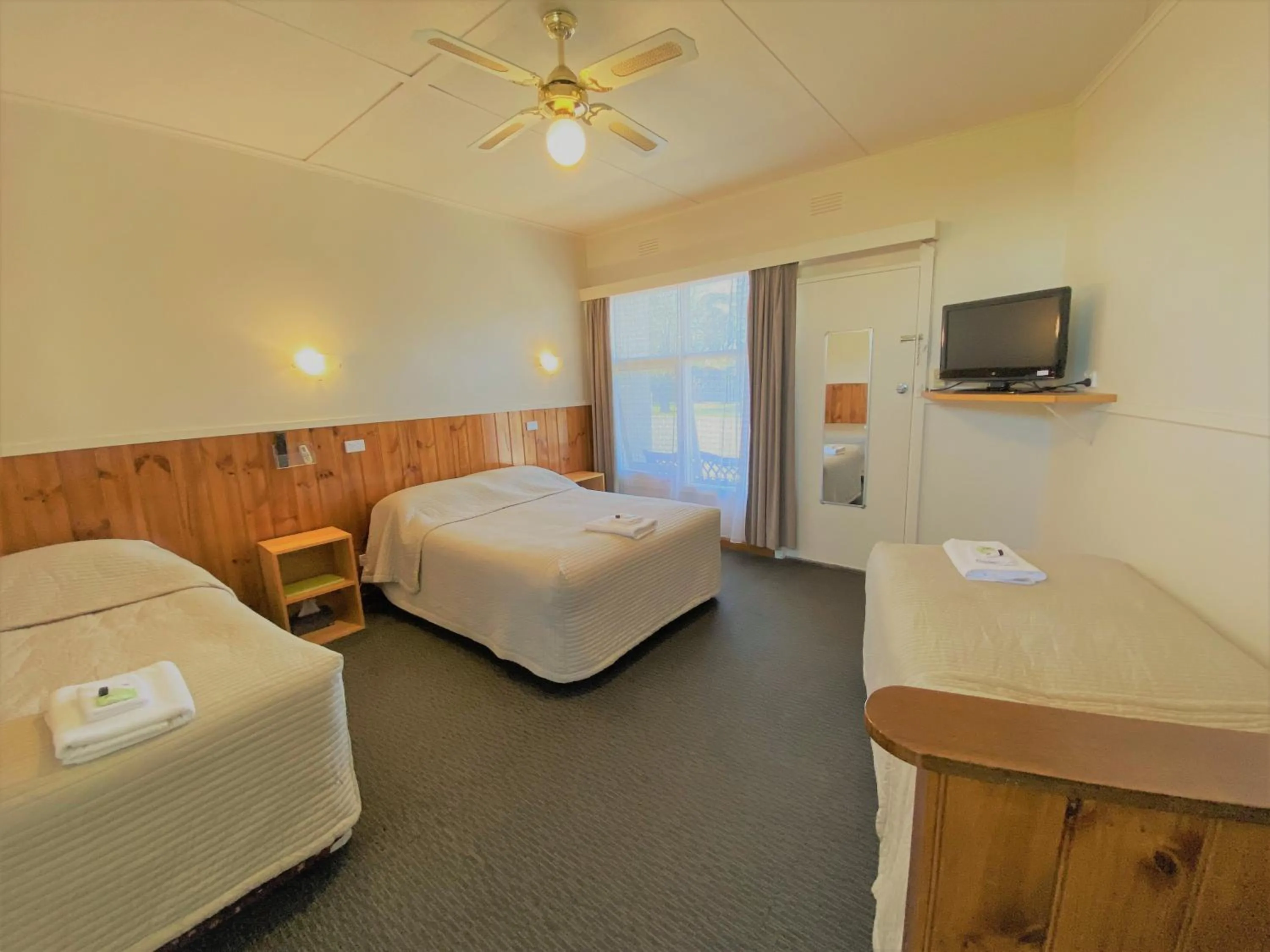 Property building, Bed in The Terang Motor Inn