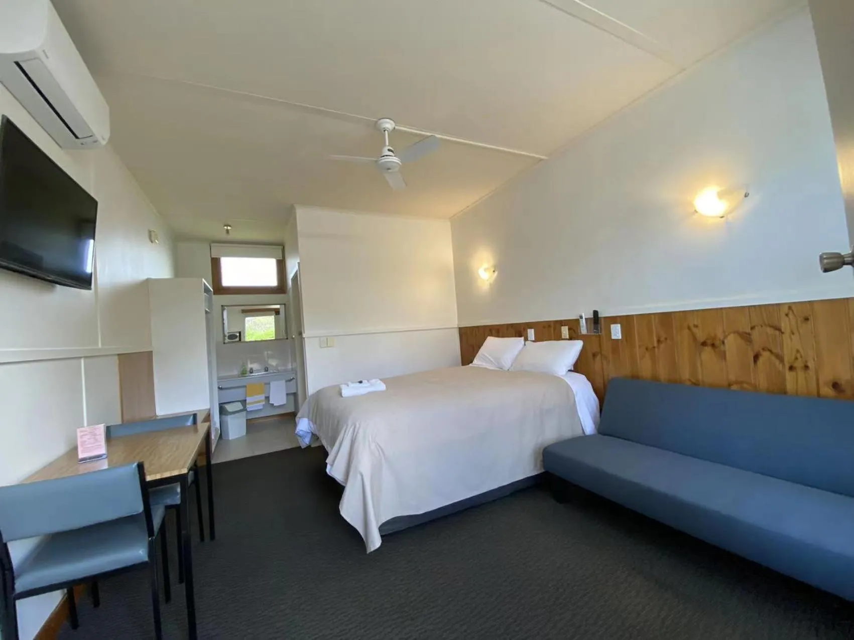 Shower, Bed in The Terang Motor Inn