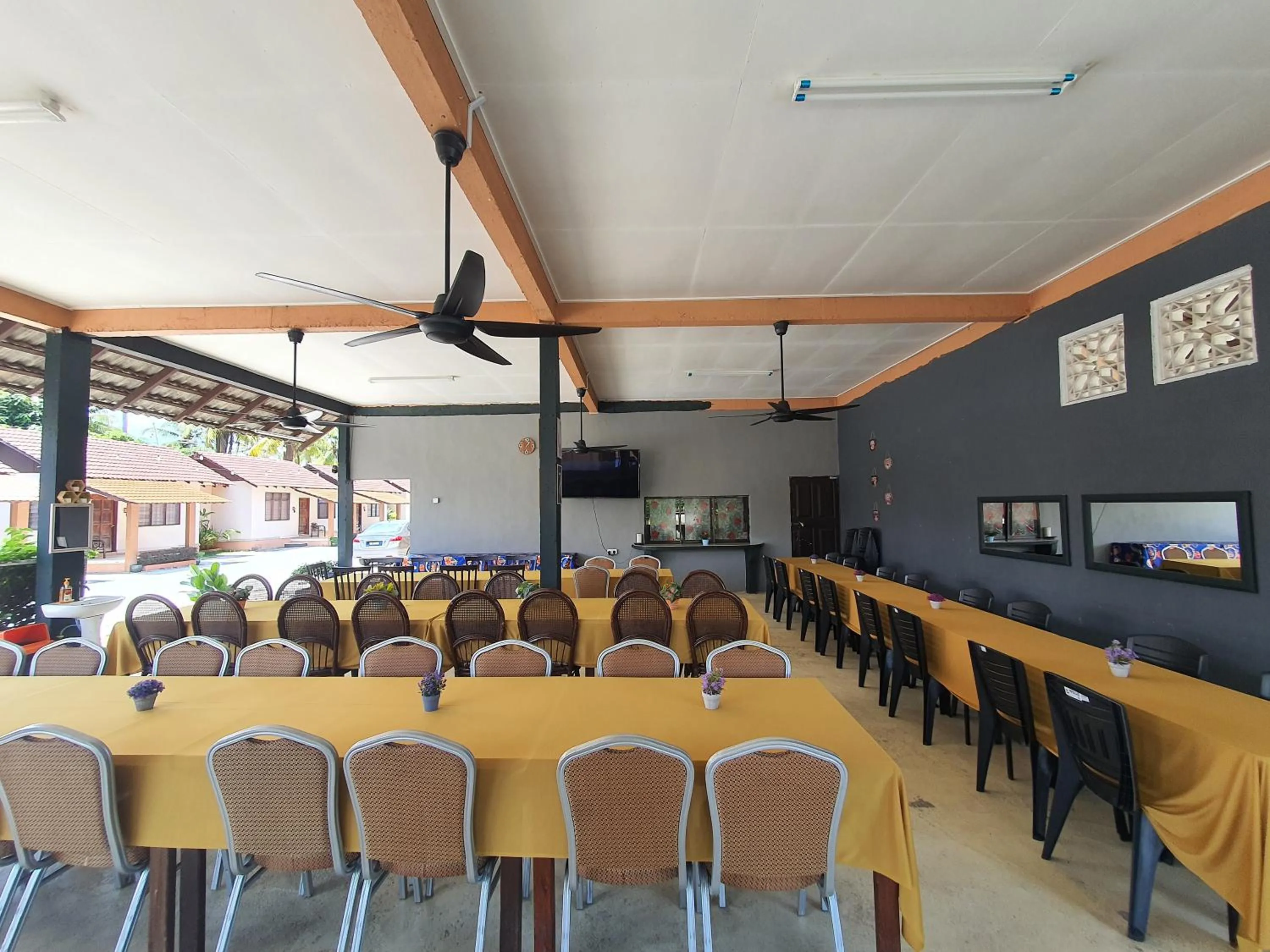 Dining area in NKS Chalet