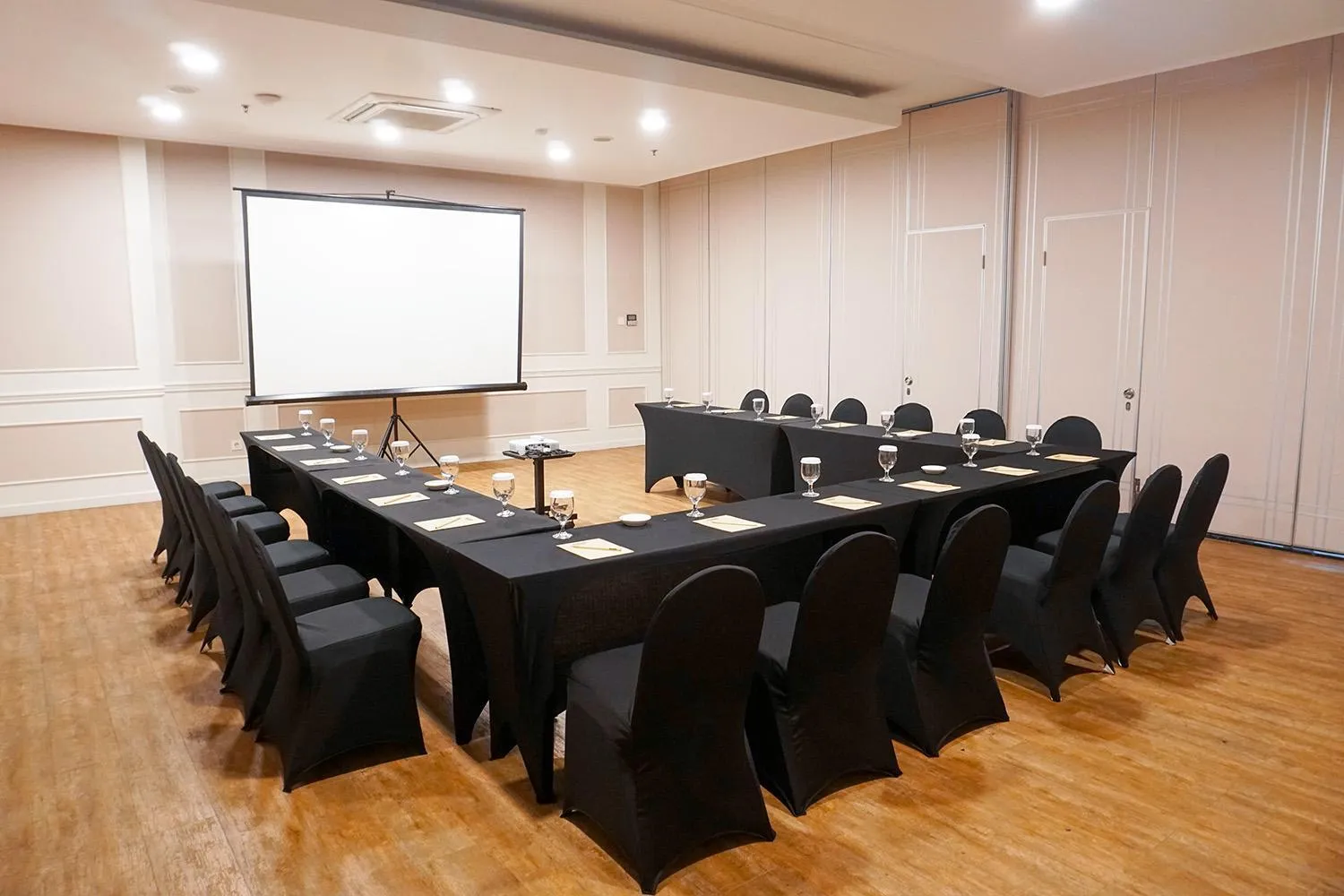 Meeting/conference room in 1O1 URBAN Jakarta Glodok - Kota Tua