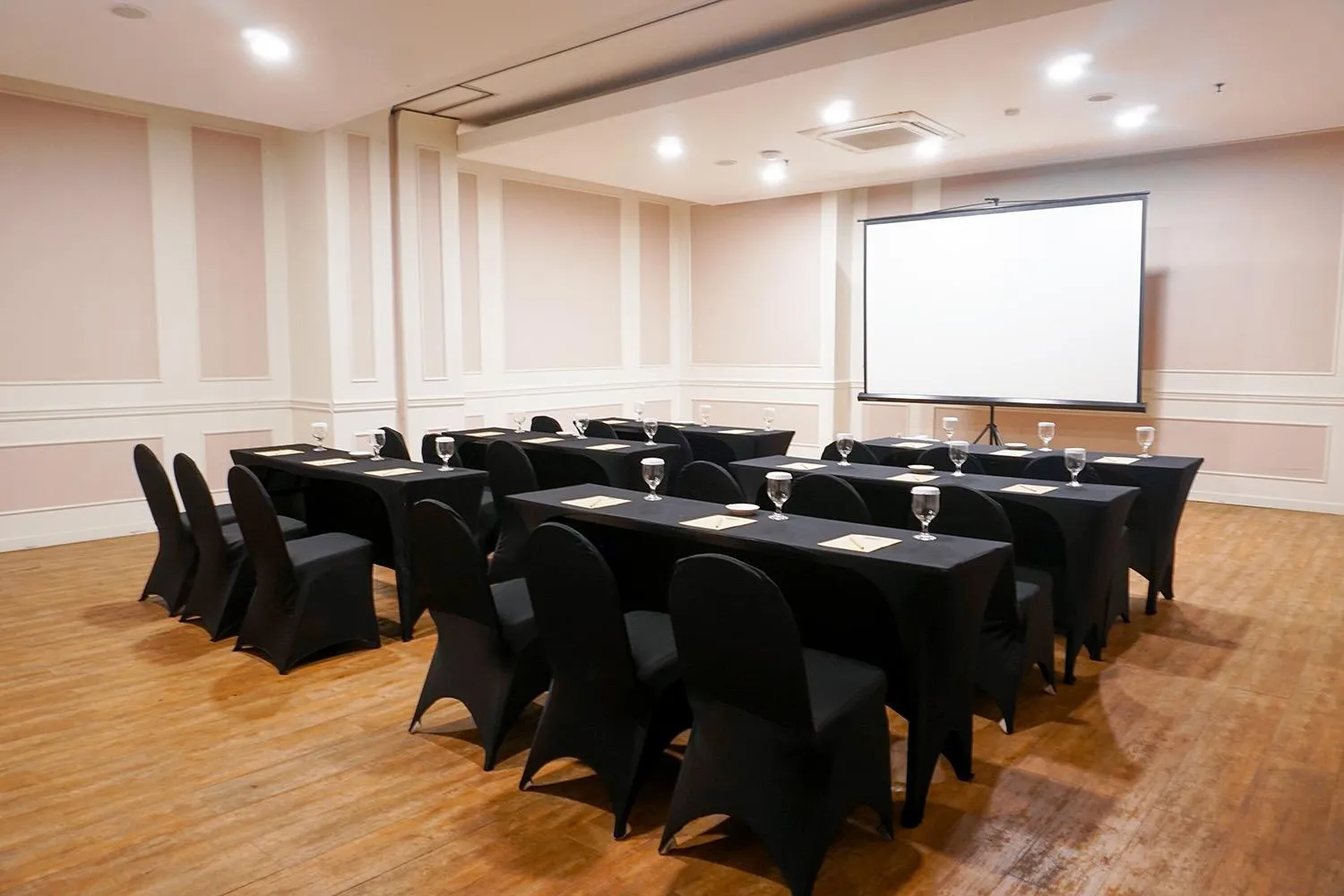 Meeting/conference room in 1O1 URBAN Jakarta Glodok - Kota Tua