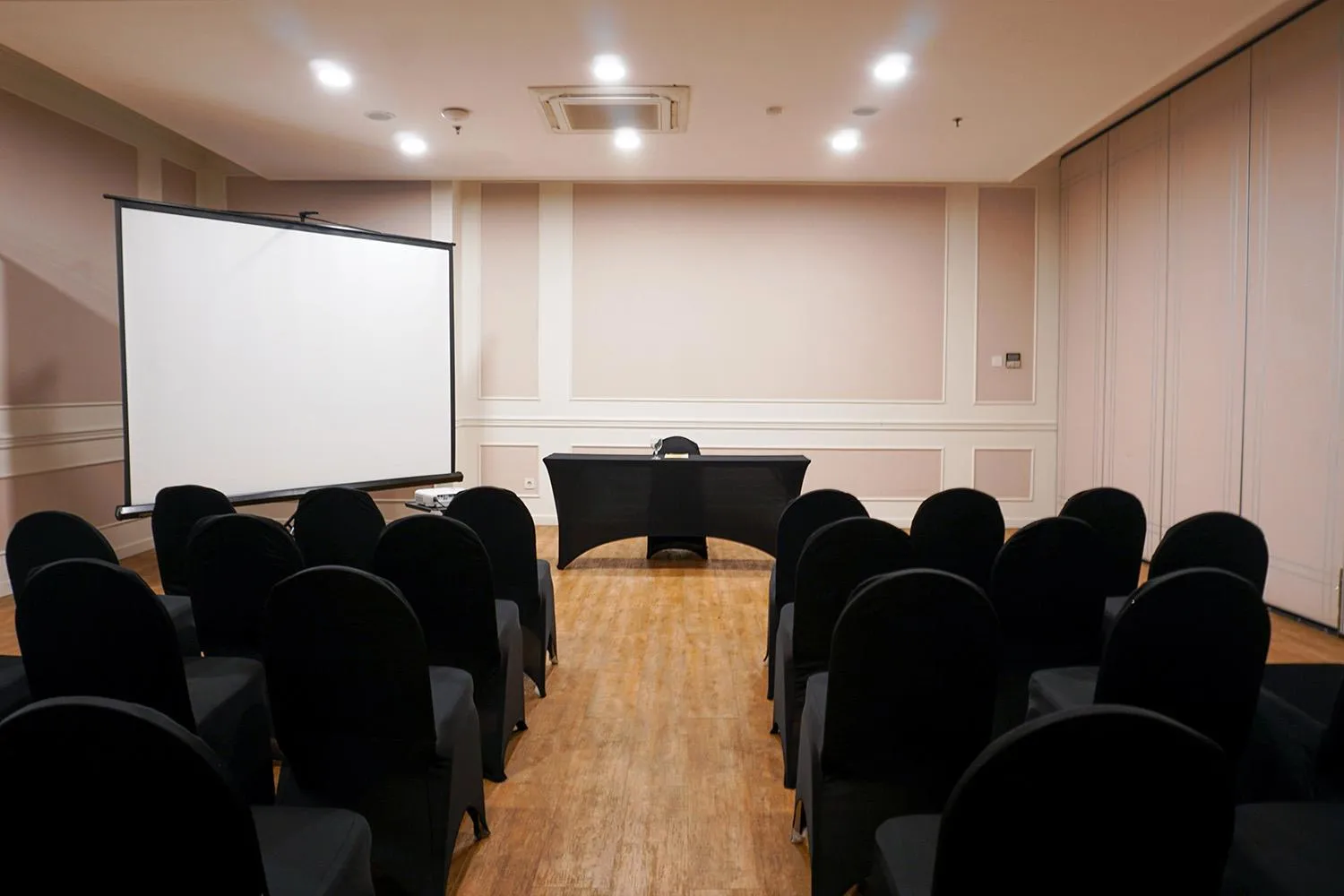 Meeting/conference room in 1O1 URBAN Jakarta Glodok - Kota Tua