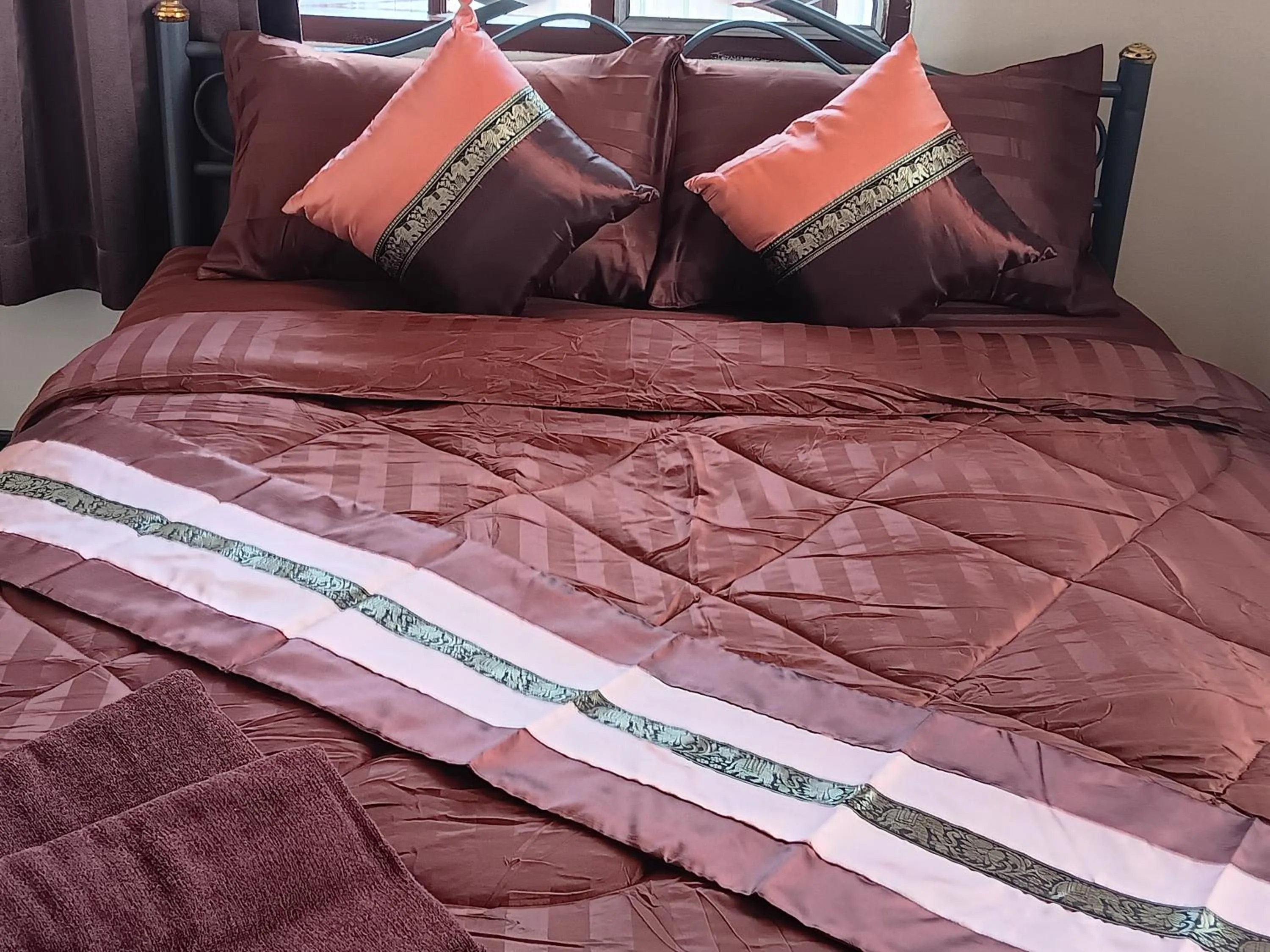 Bed in Hug Glur House Tour and Hostel