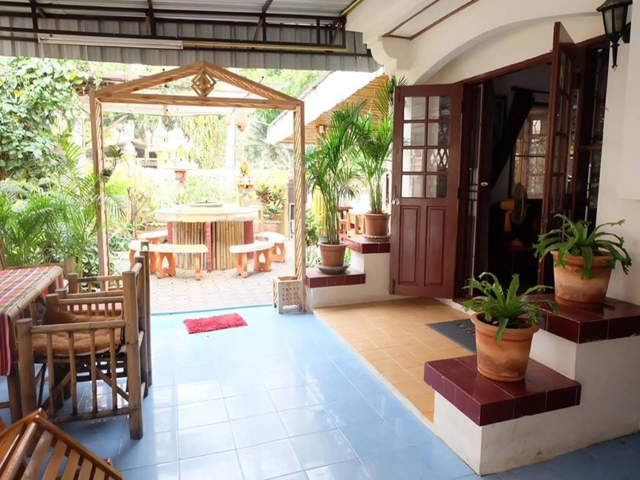 Property building in Hug Glur House Tour and Hostel