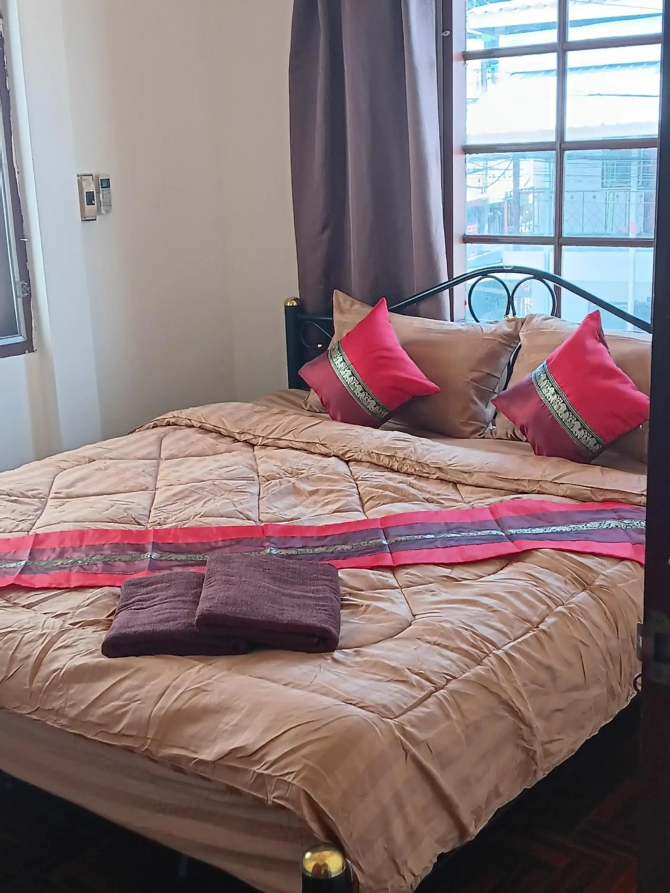 Double Room with Air Conditioning and Shared Bathroom in Hug Glur House Tour and Hostel Double Room with Air Conditioning and Shared Bathroom in Hug Glur House Tour and Hostel