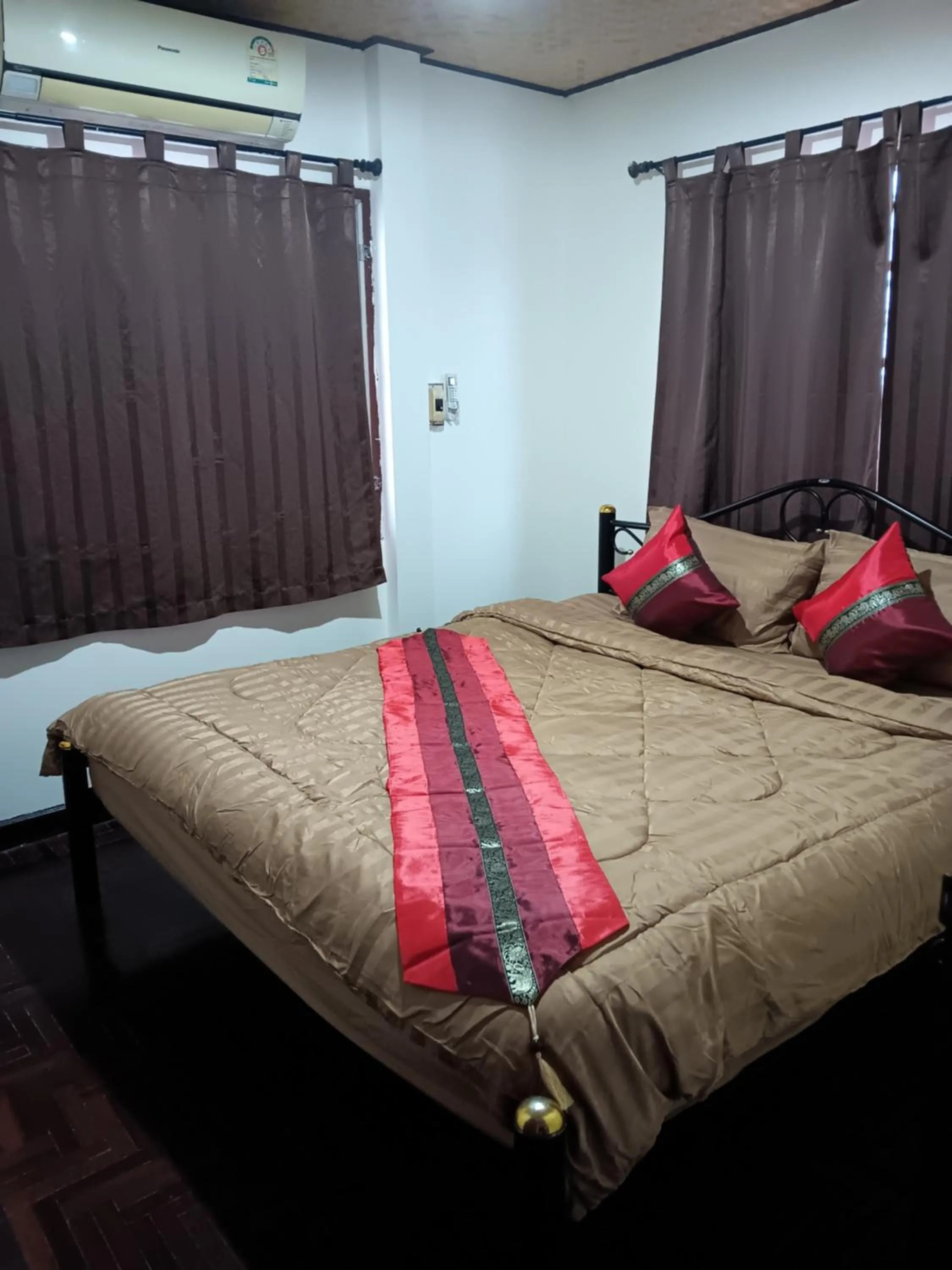 Bed in Hug Glur House Tour and Hostel