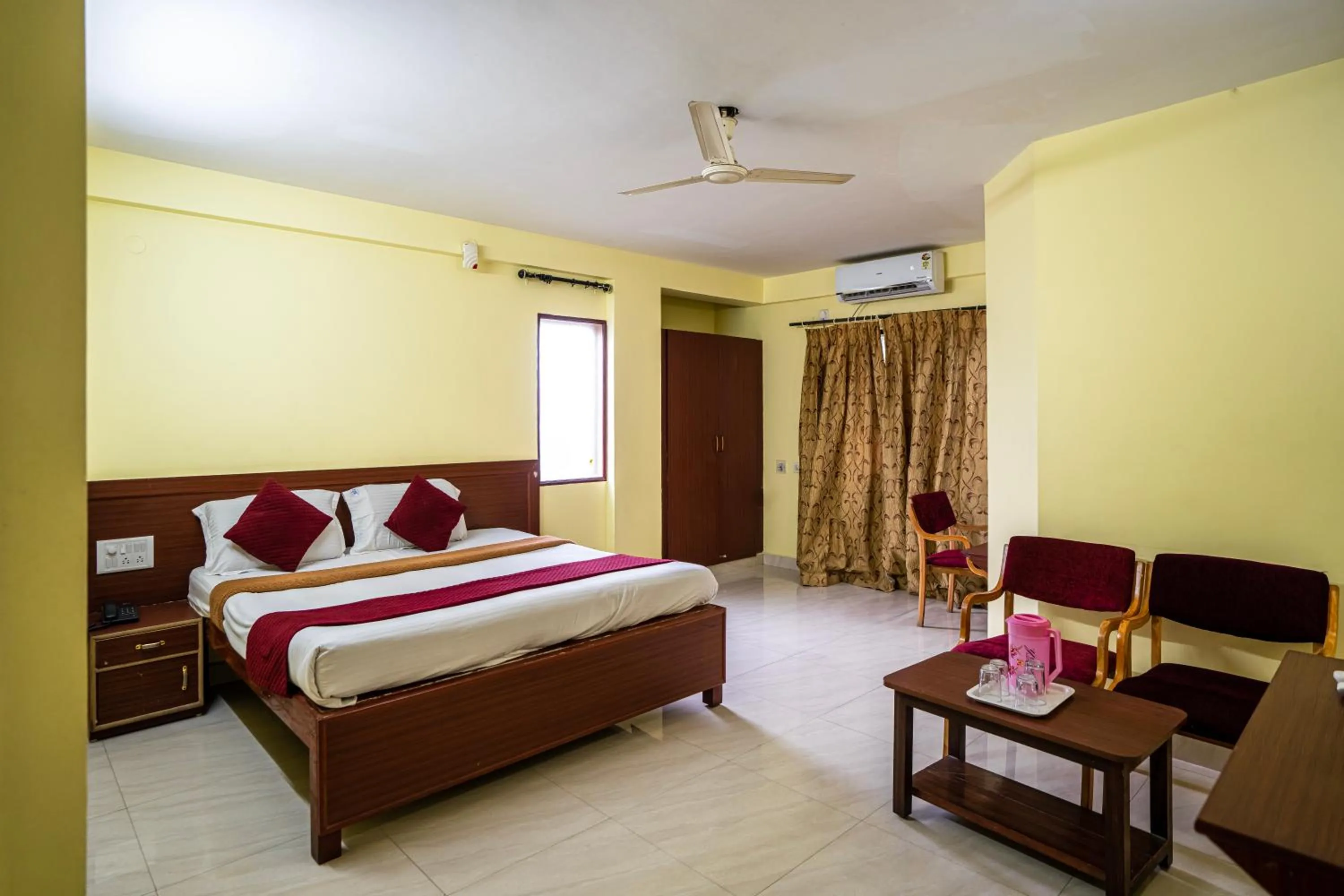Bedroom, Bed in Hotel Vyshak residency