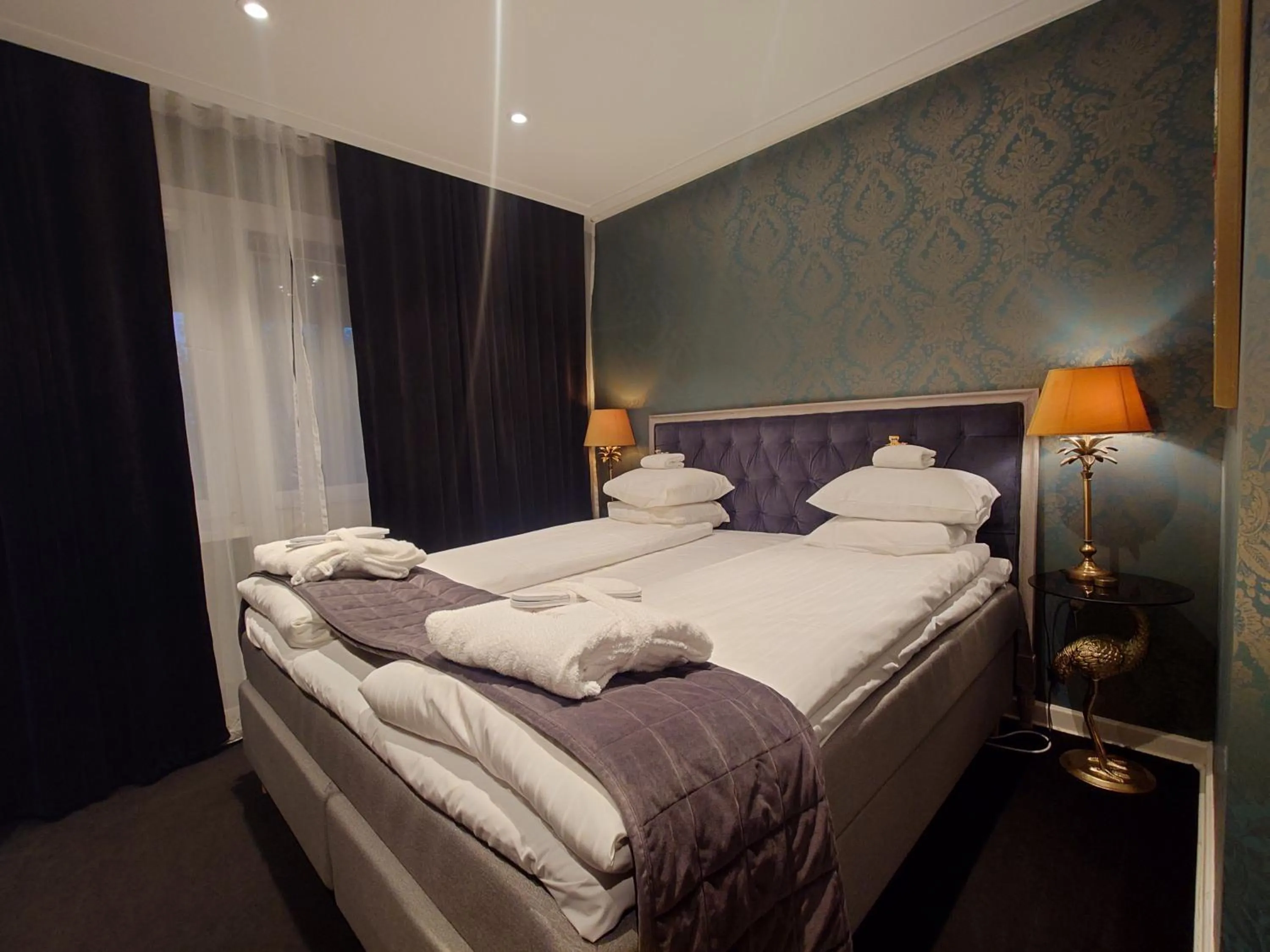 Bed in Palace Hotell