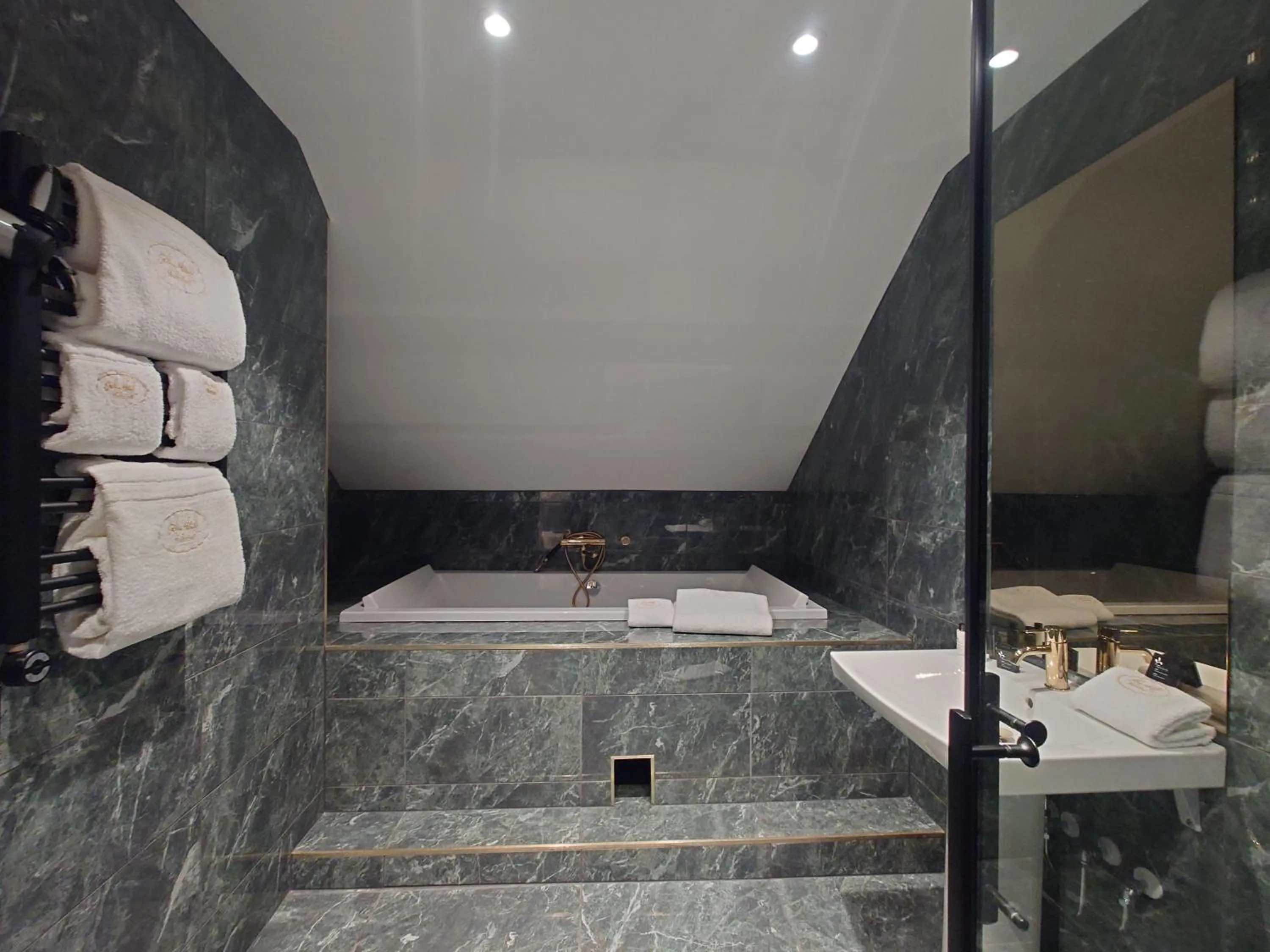 Bath in Palace Hotell