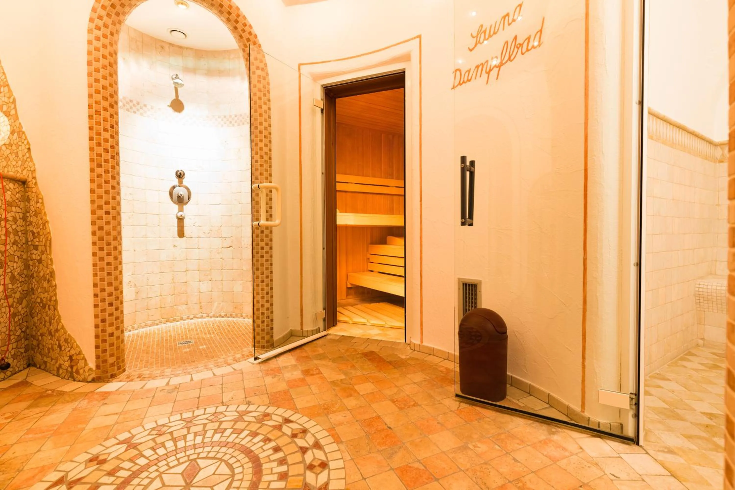 Spa and wellness centre/facilities, Bed in Hotel Rosenheim