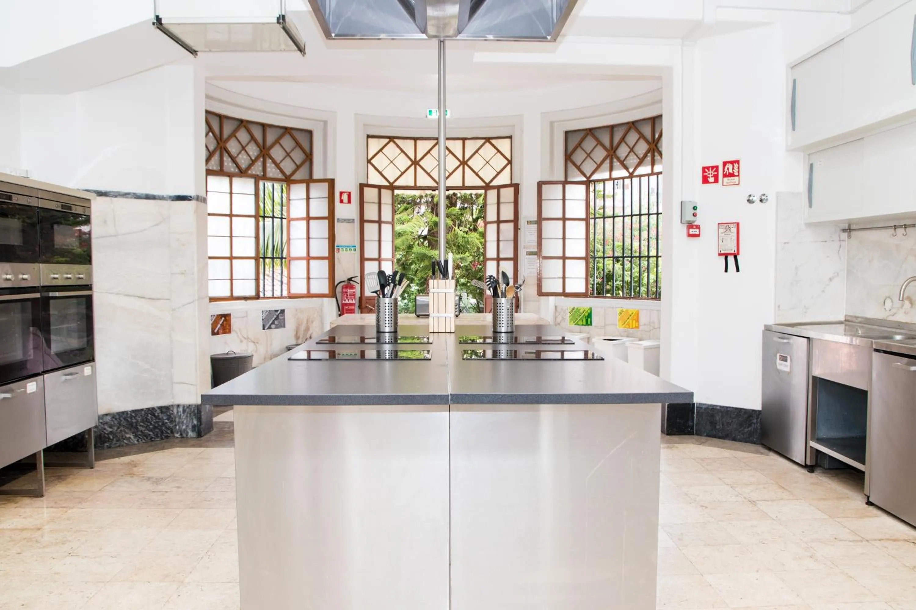 Communal kitchen in Sant Jordi Hostels Lisbon