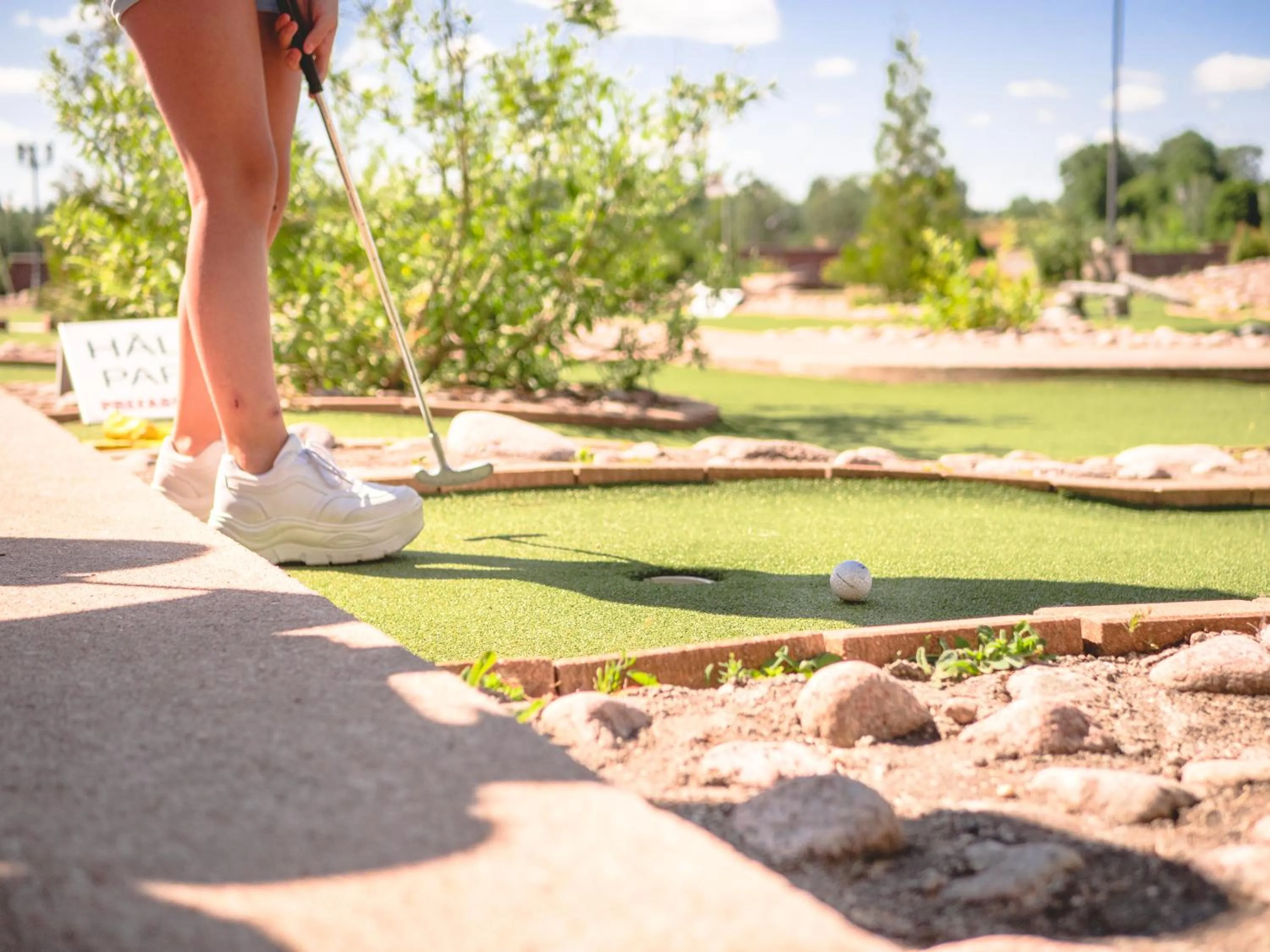 Minigolf in Björkbackens Karaktärshotell